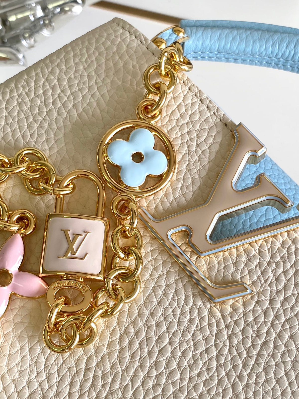 CAPUCINES MINI 21 IN PEARL WHITE MIX SKY BLUE TAURILLON GOLD HARDWARE