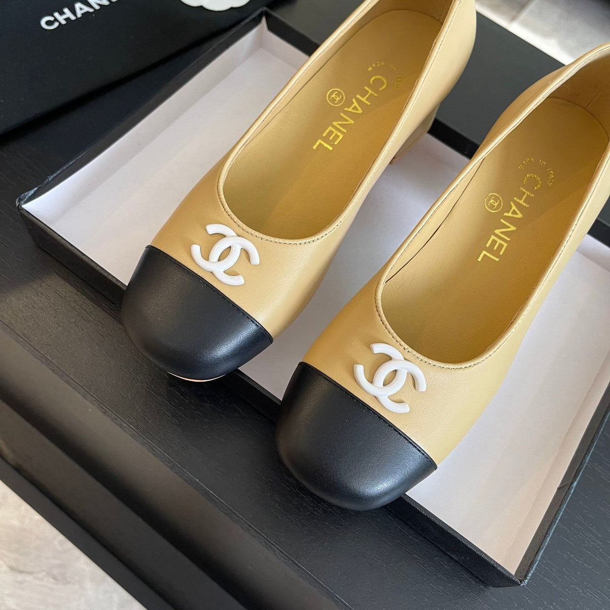 cc pump 50 beige black calfskin