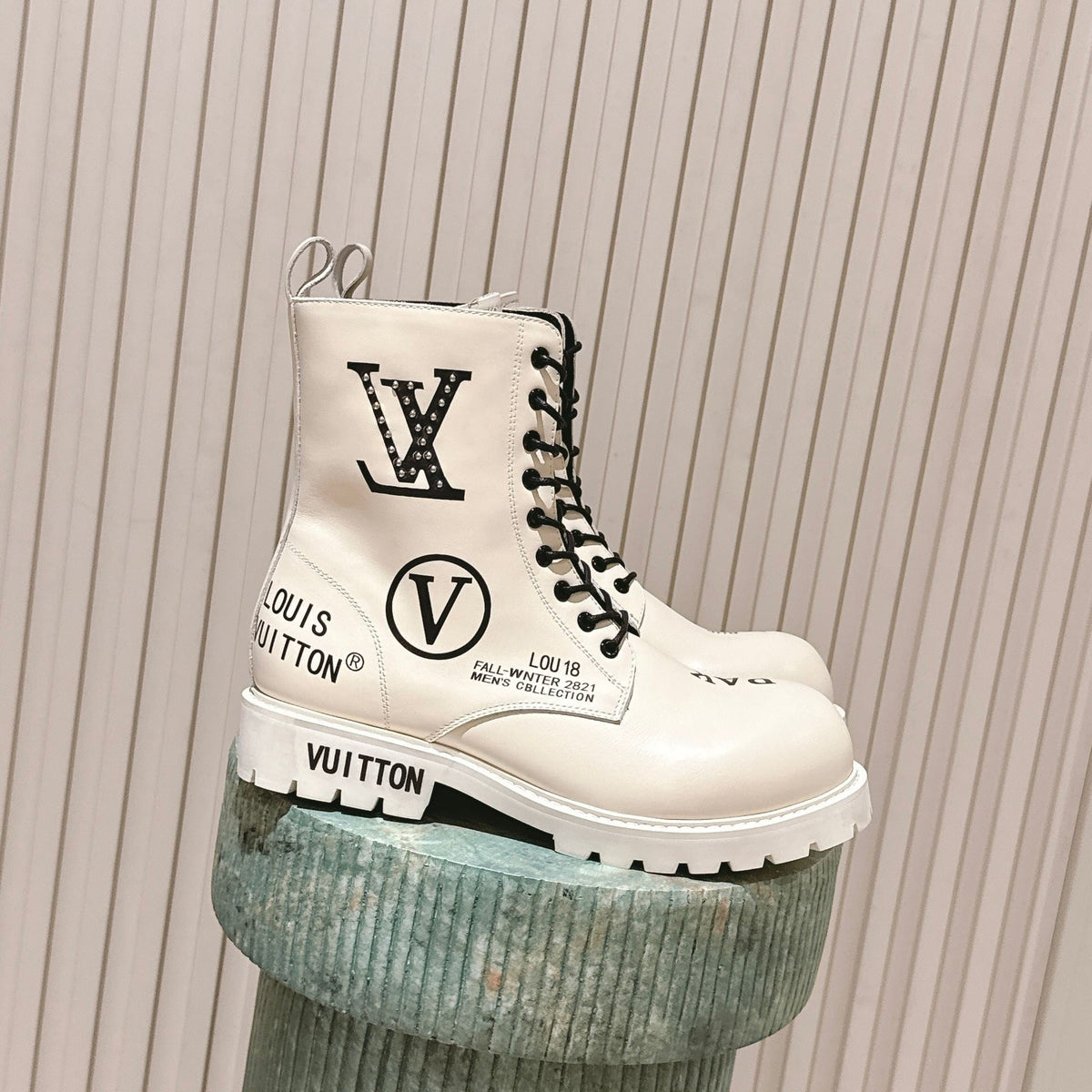 LV 25 Short Boots White Black Cowhide 576920