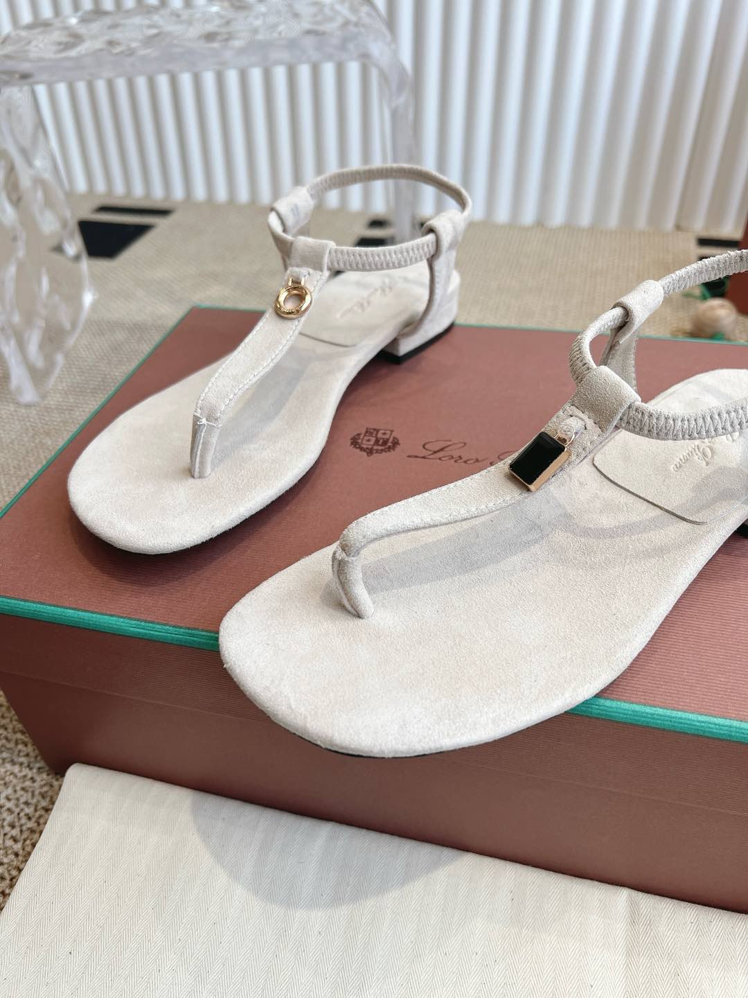 LP 25C Mindil Sandal White Suede 208094