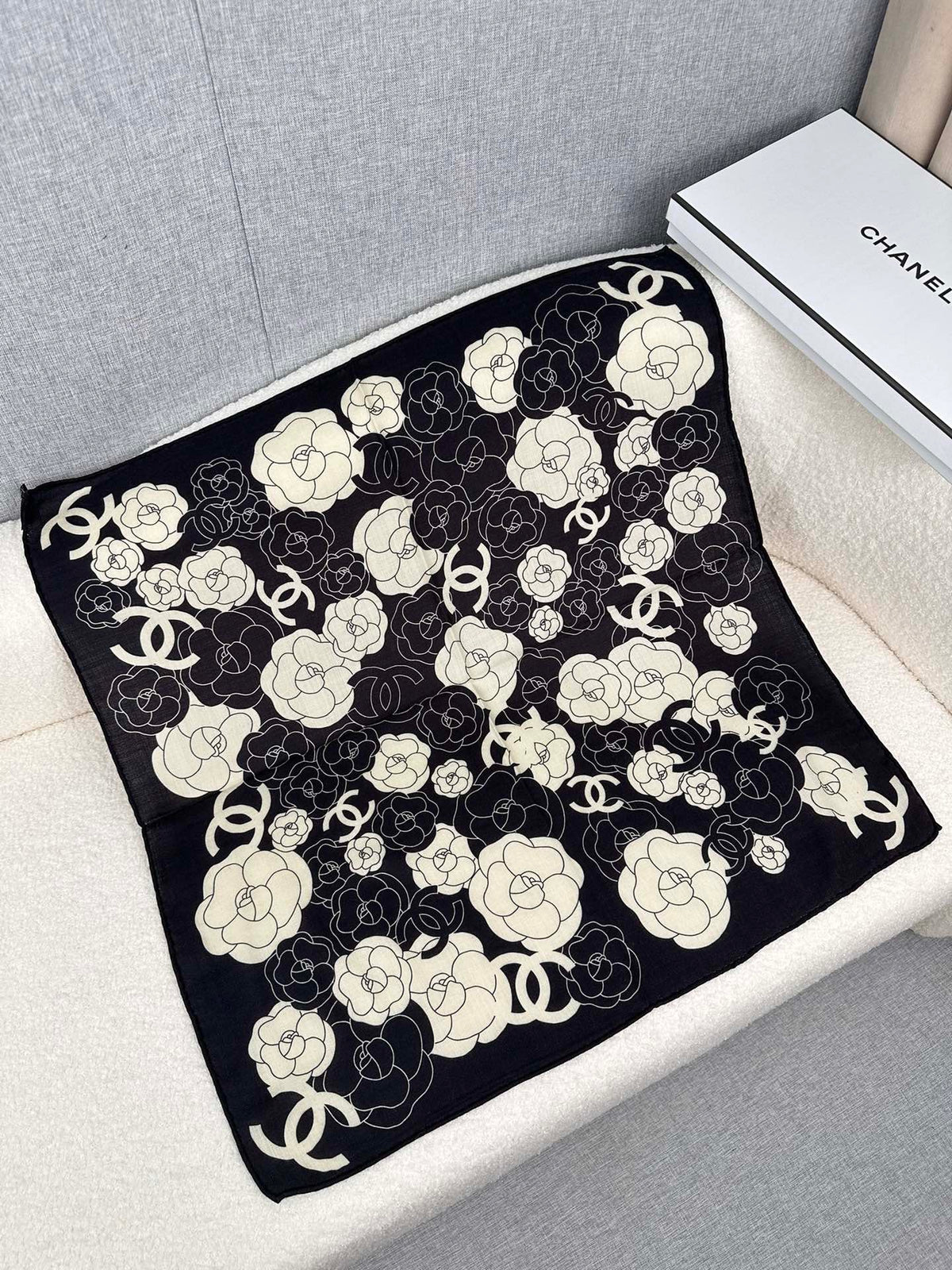 CC Square Scarf 70 CM In Black Mix White Ivory Camellia Cashmere And Silk 367381