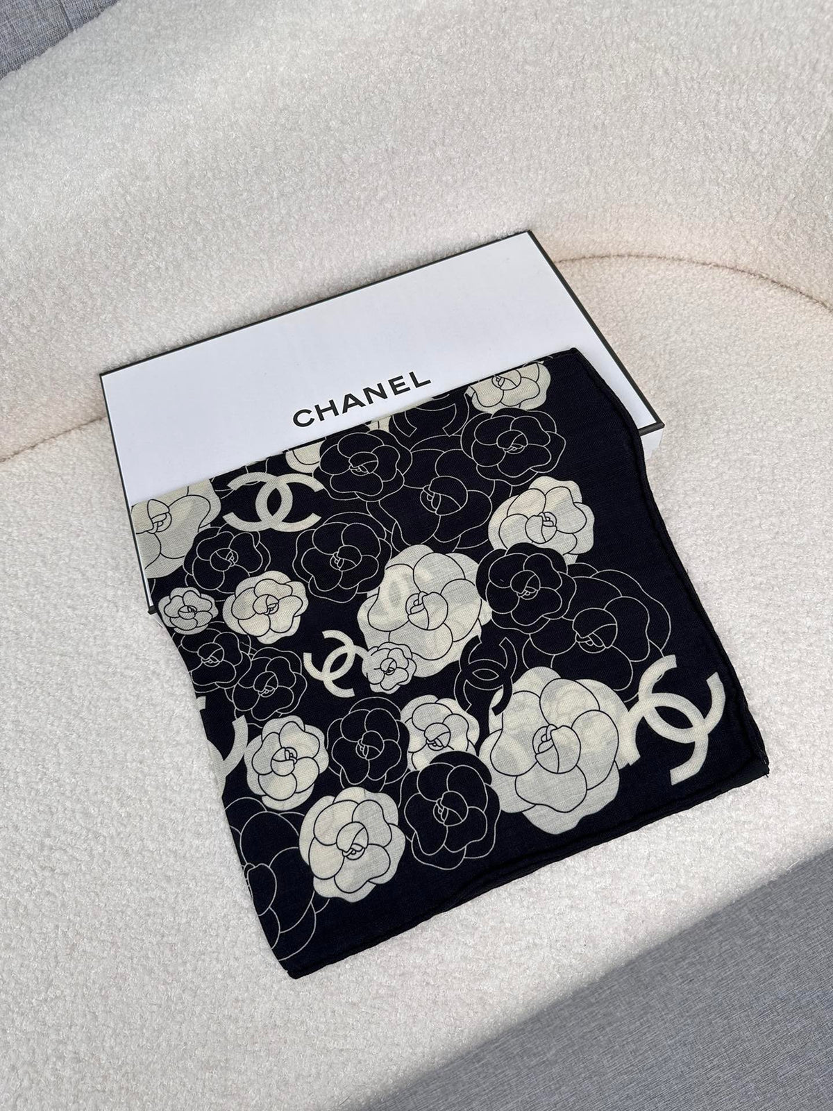 CC Square Scarf 70 CM In Black Mix White Ivory Camellia Cashmere And Silk 367381