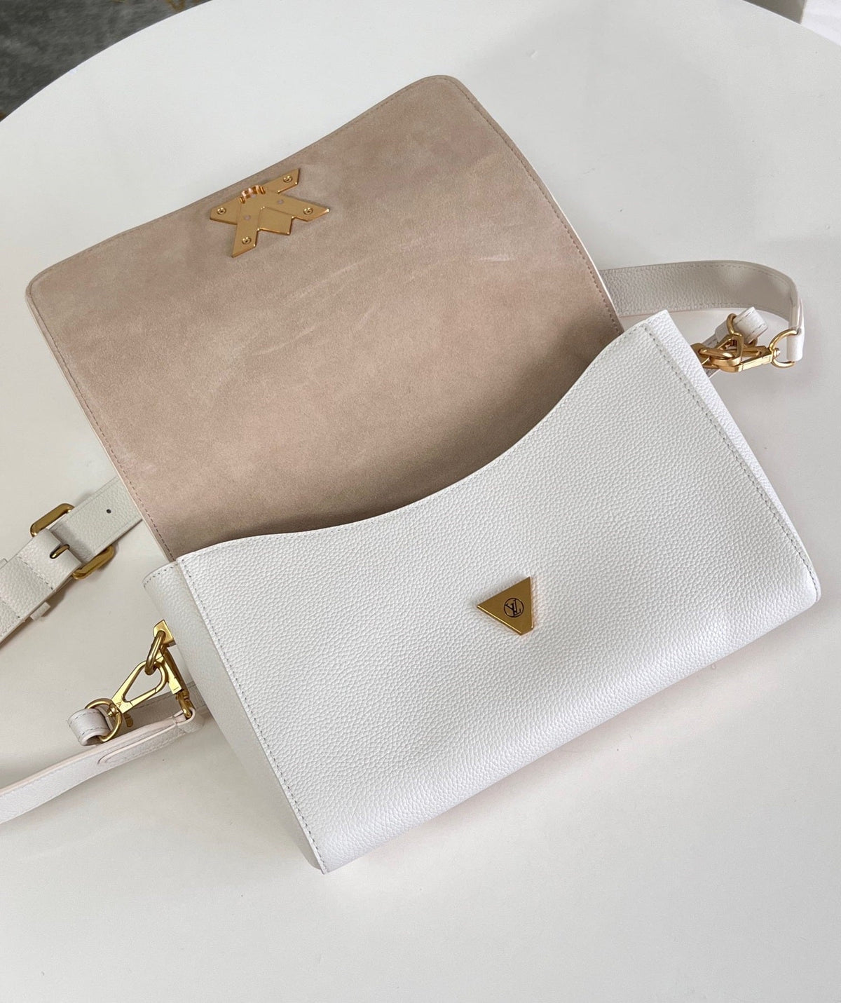 lv soft twist 27cm quartz calfskin gold hardware
