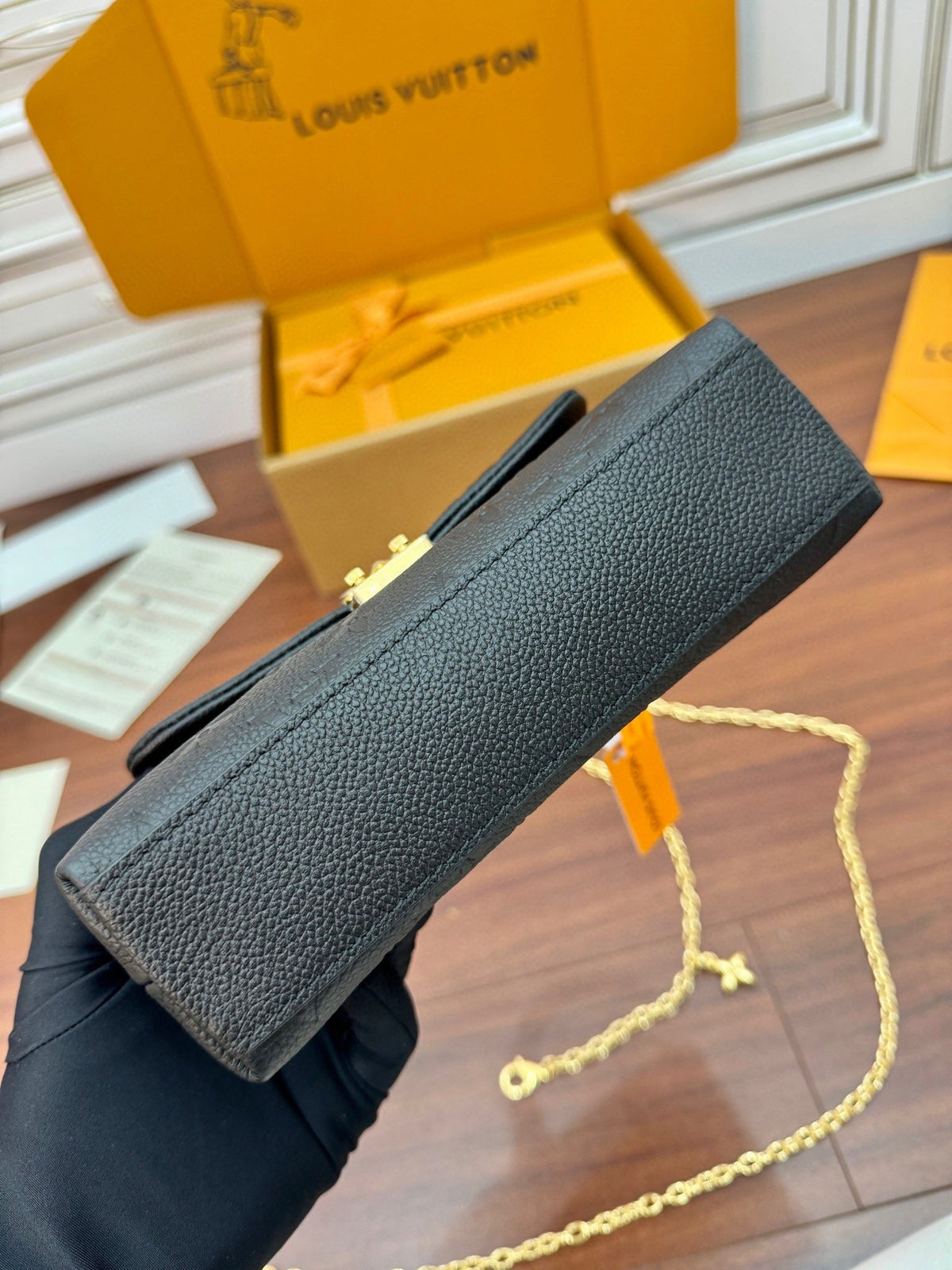 Nano Madeleine 21cm Black Grained Cowhide Leather