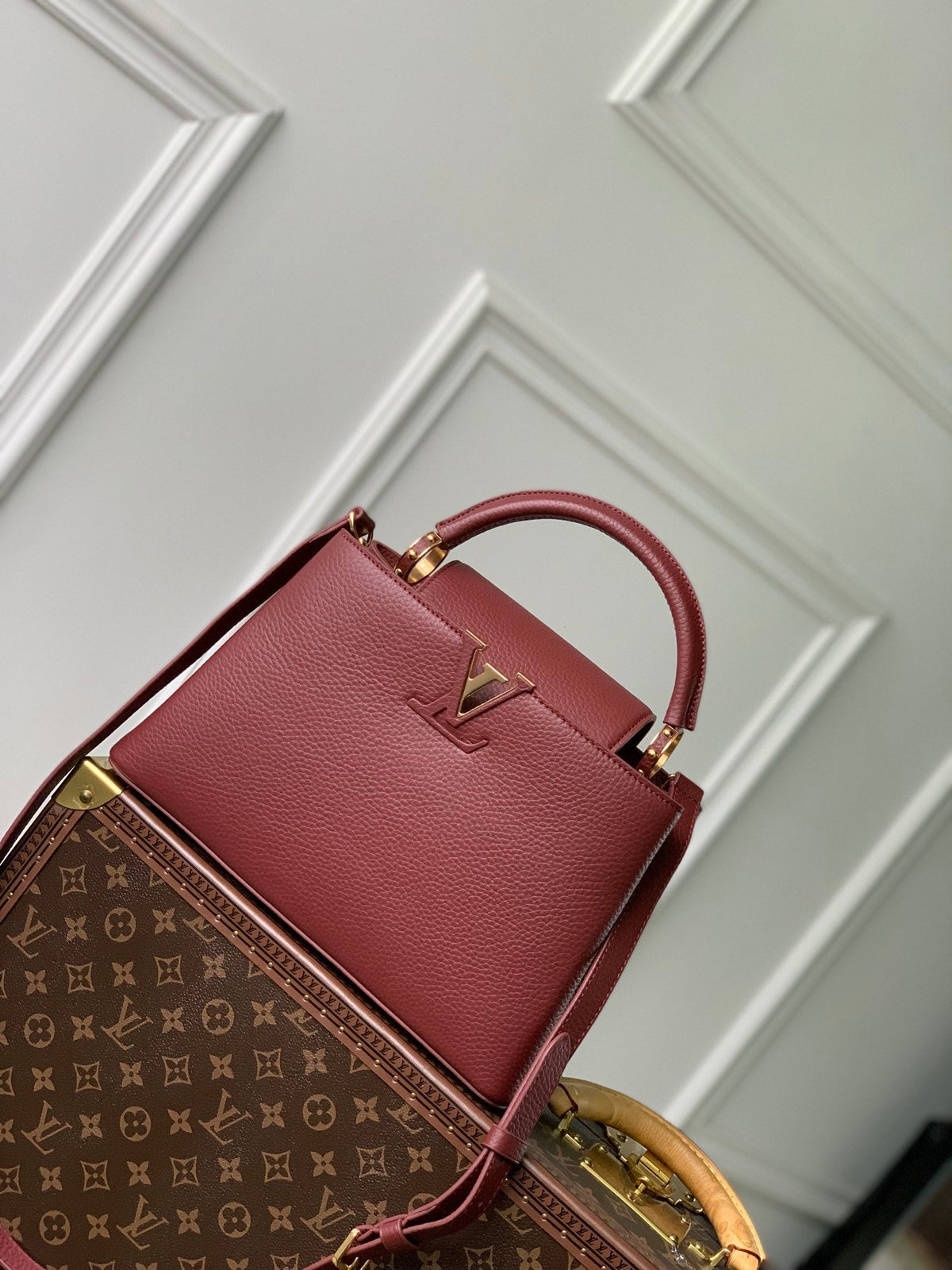 capucines mm 31.5 burgundy taurillon leather gold hardware