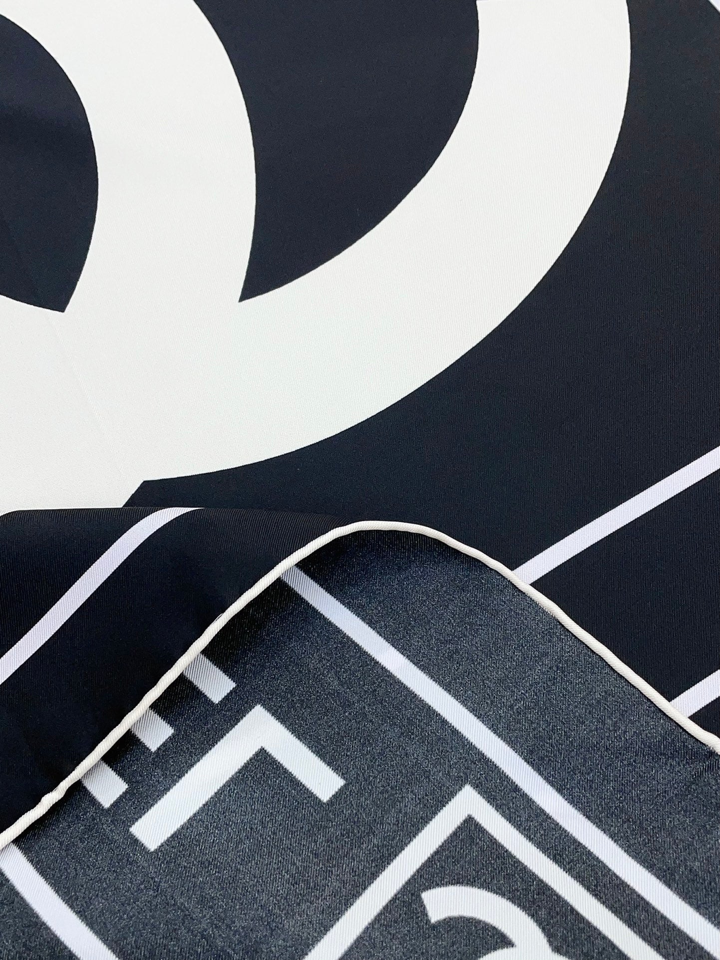 CC Square Scarf 90 CM In Black Mix White Silk Twill  167961