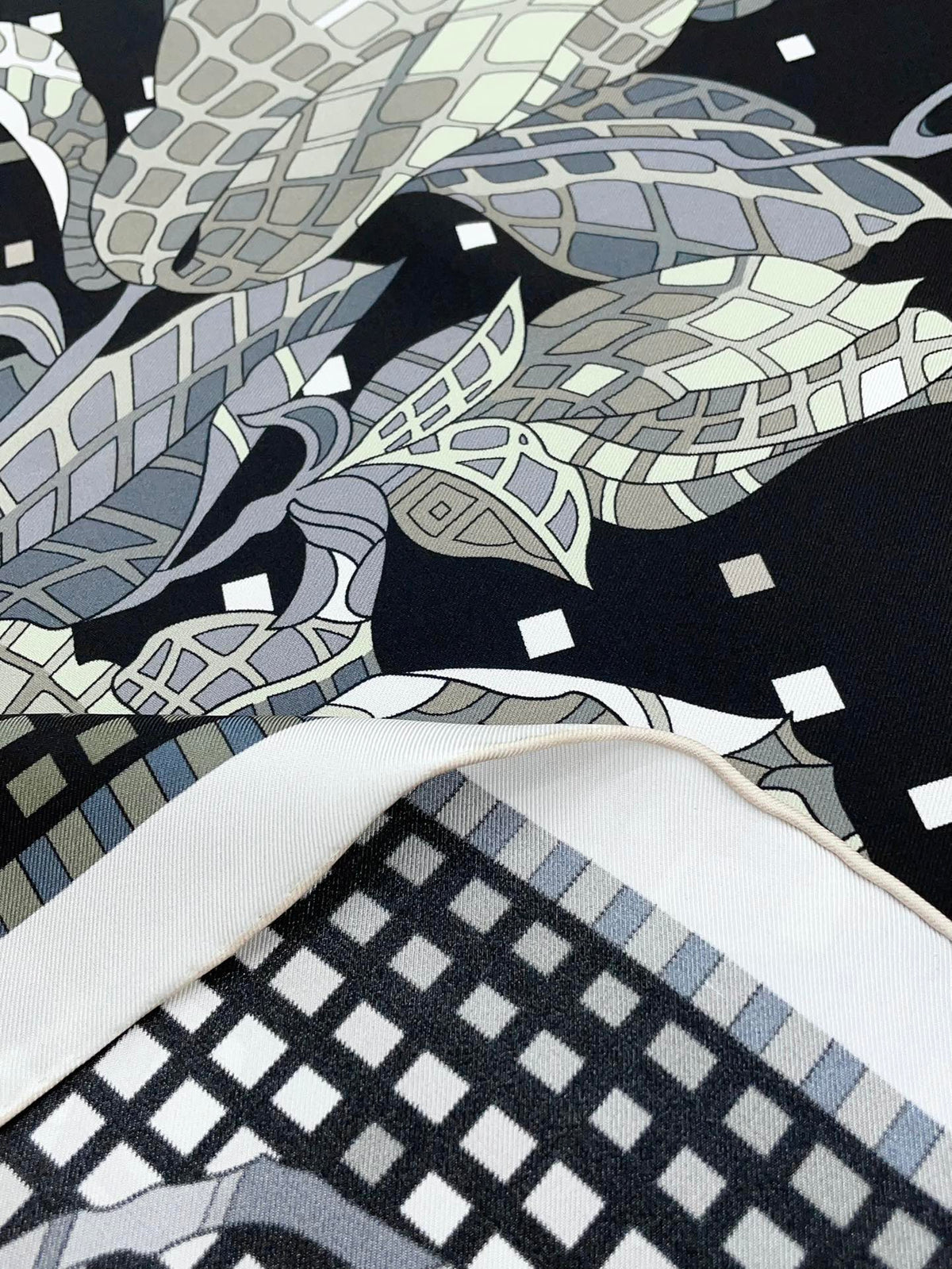 CC Square Scarf 90 CM In Black Camellia Silk Twill  193837