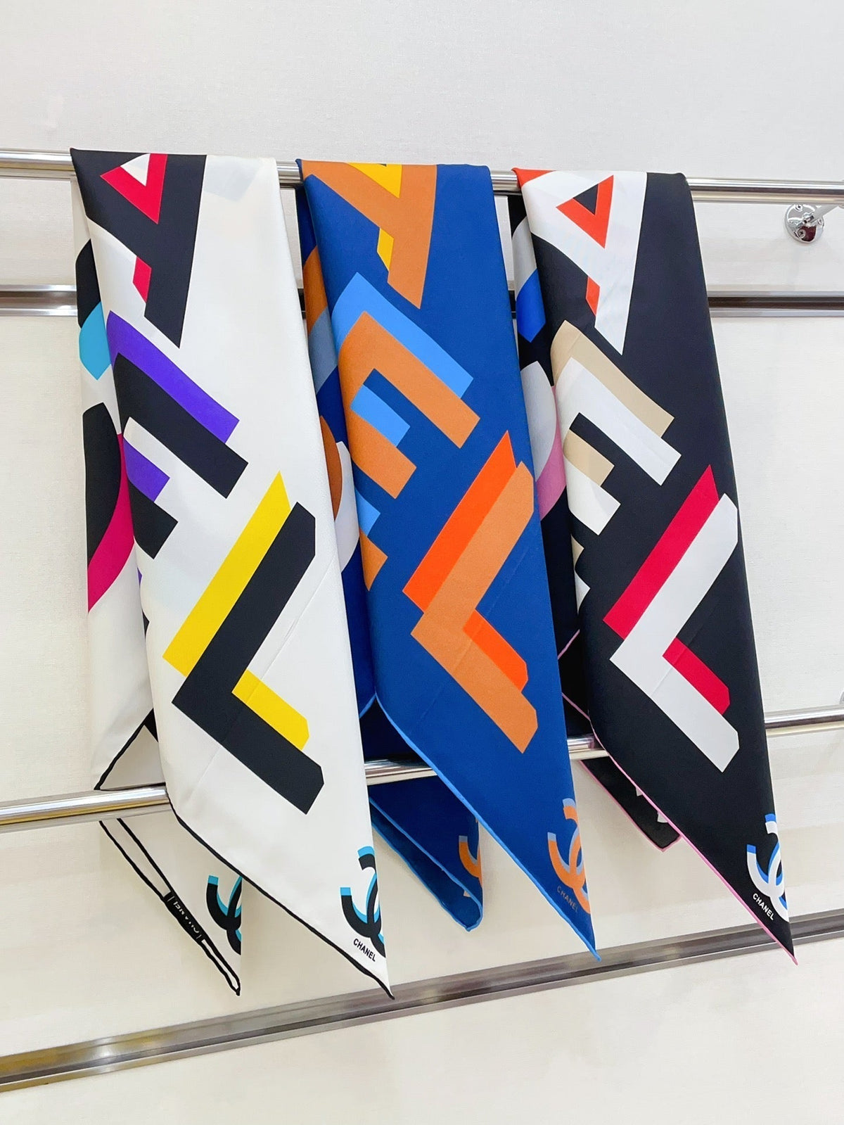 CC Square Scarf 90 CM In White Colorful Silk Twill  206467