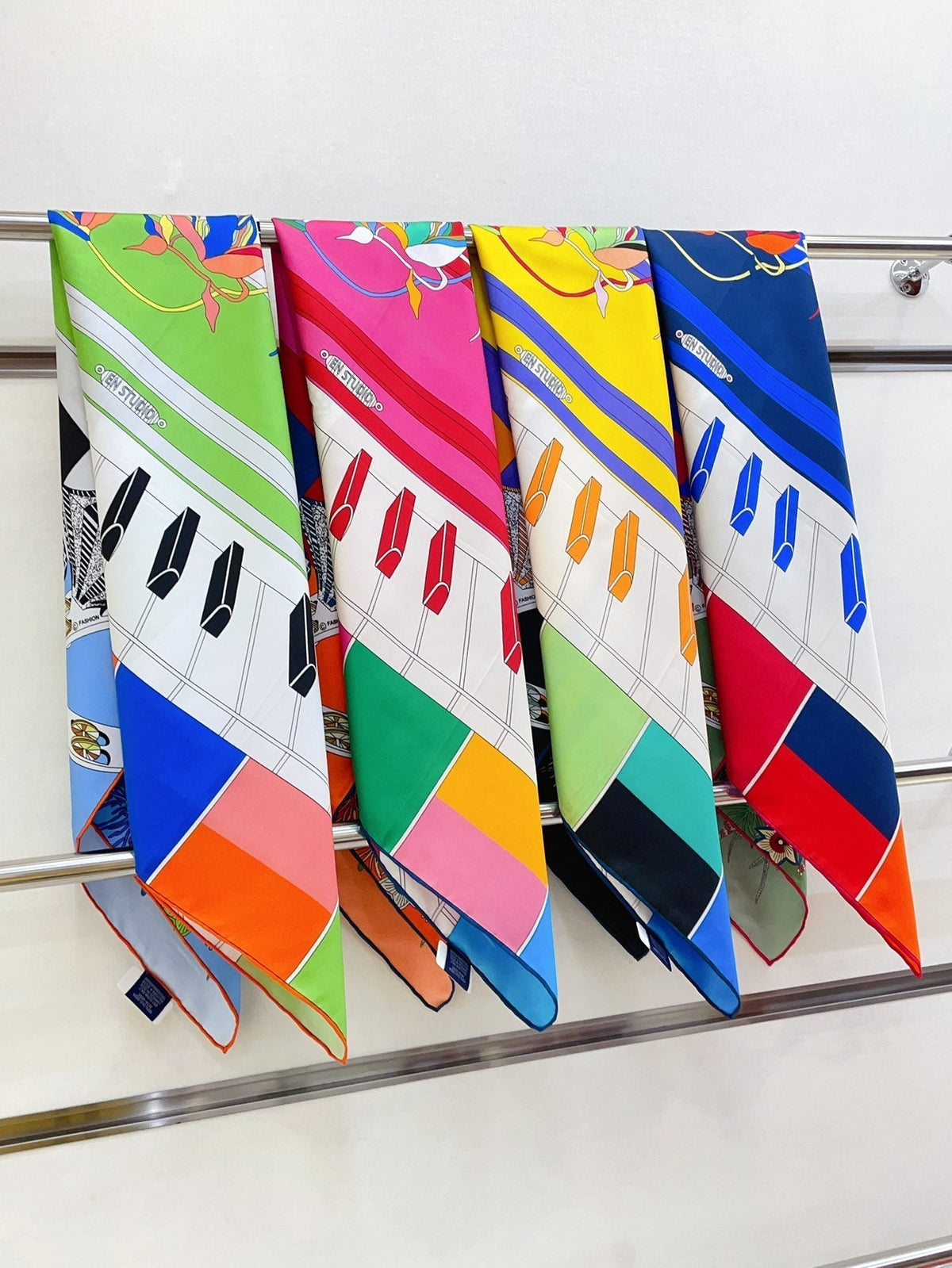 En Studio Scarf 90 CM In Colorful Silk Twill 235405