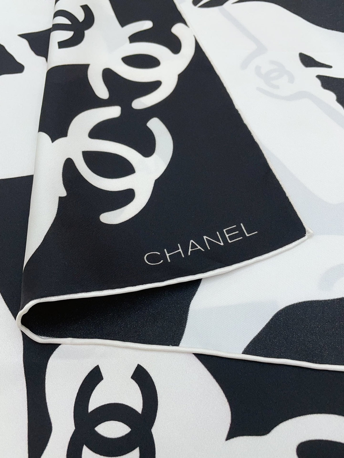 CC Square Scarf 90 CM In Black Mix White Silk  305181