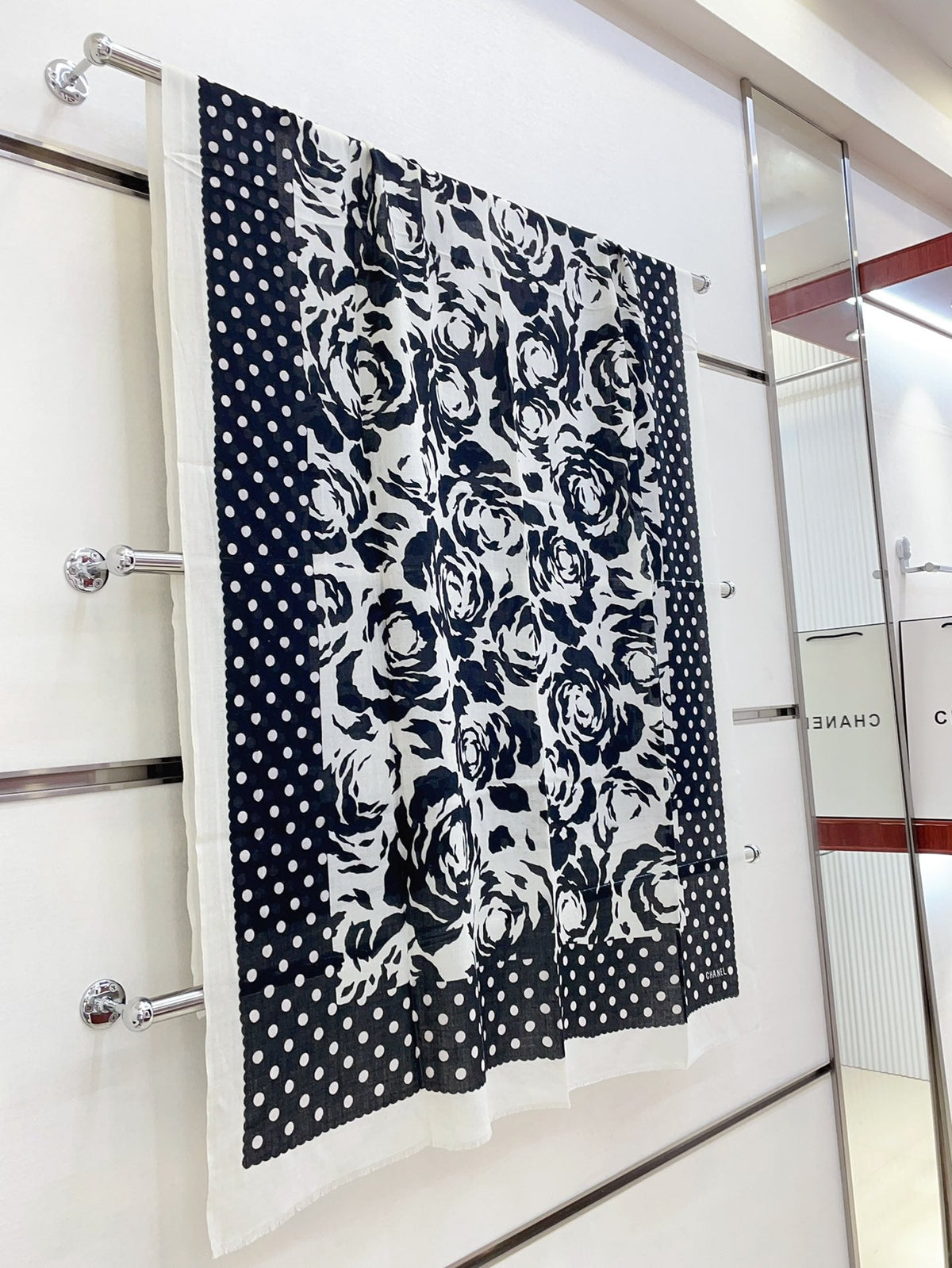 CC Scarf 200 CM In Black Mix White Small Flower Cashmere Silk 351690