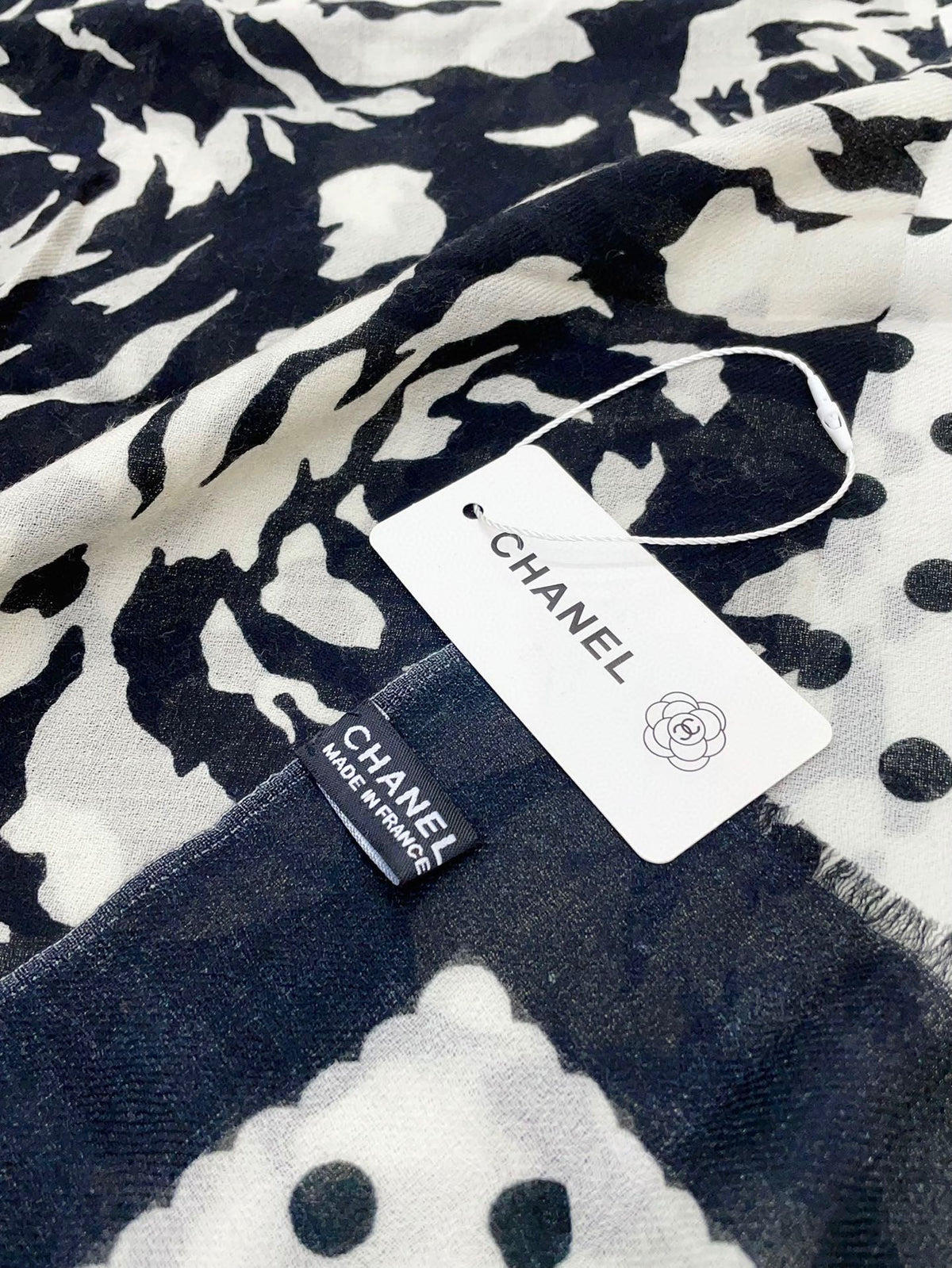 CC Scarf 200 CM In Black Mix White Small Flower Cashmere Silk 351690