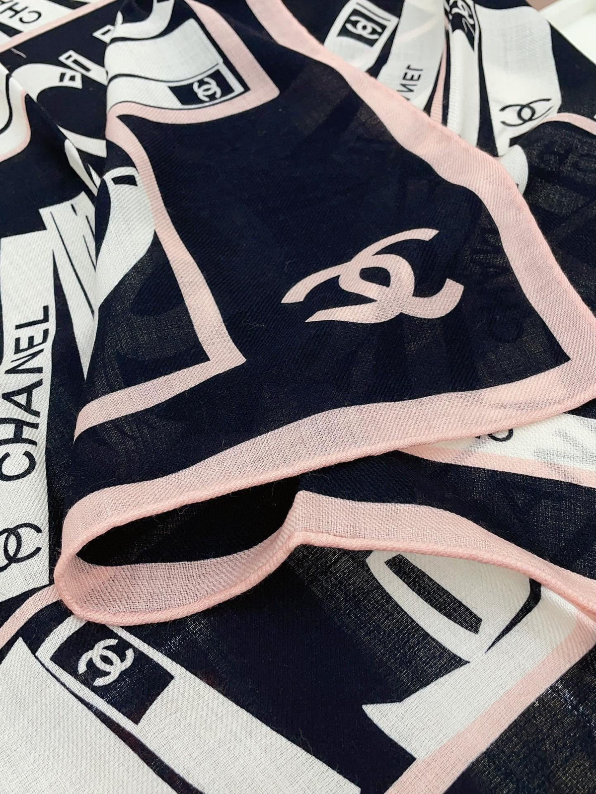 CC Square Scarf 140 CM In Black White Mix Pink Silk  422756