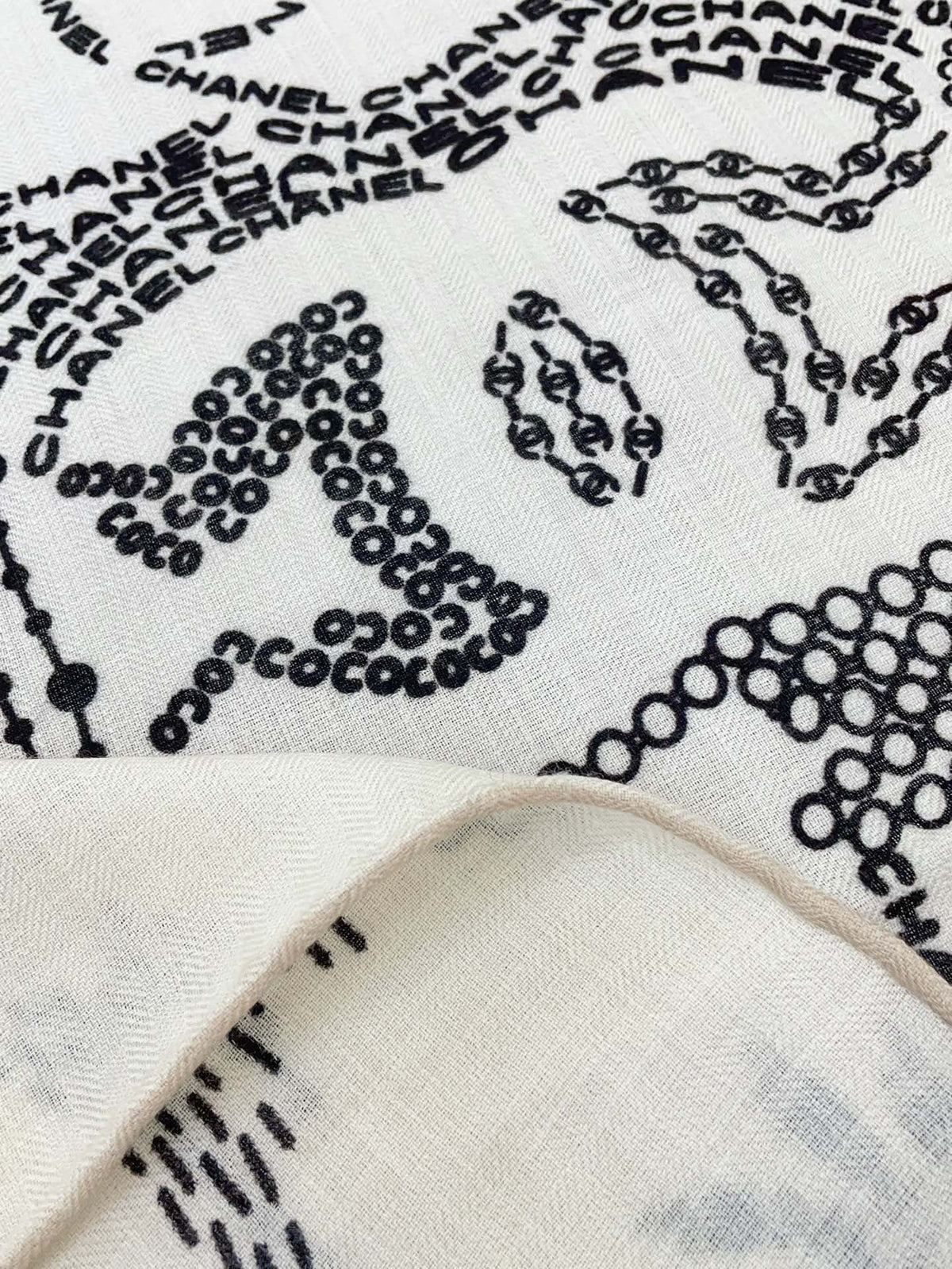 CC Square Scarf 140 CM In White Black Cashmere And Silk 424559