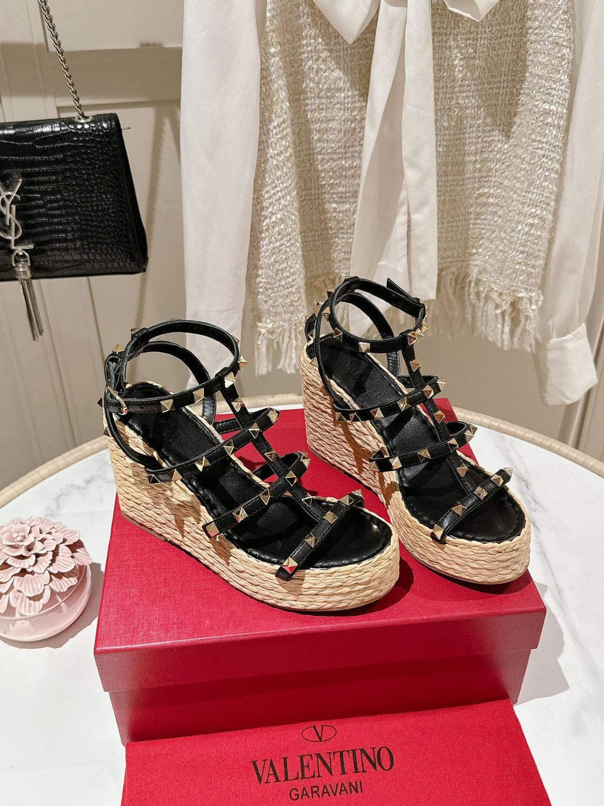 Rockstud Ankle Strap Wedge Sandal In Black Calfskin Leather And Beige Raffia 100mm 829389
