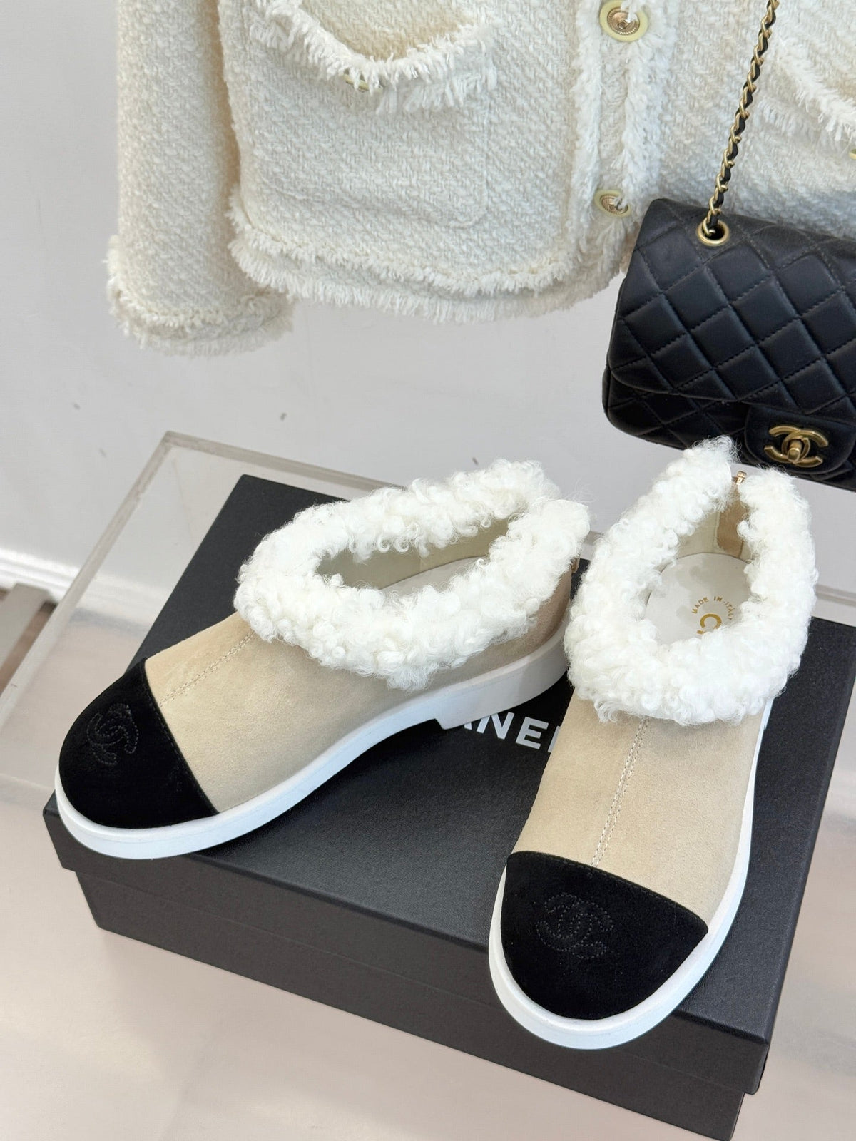 CC 25s  Furry Snow Boots Beige Black Suede Wool 512063