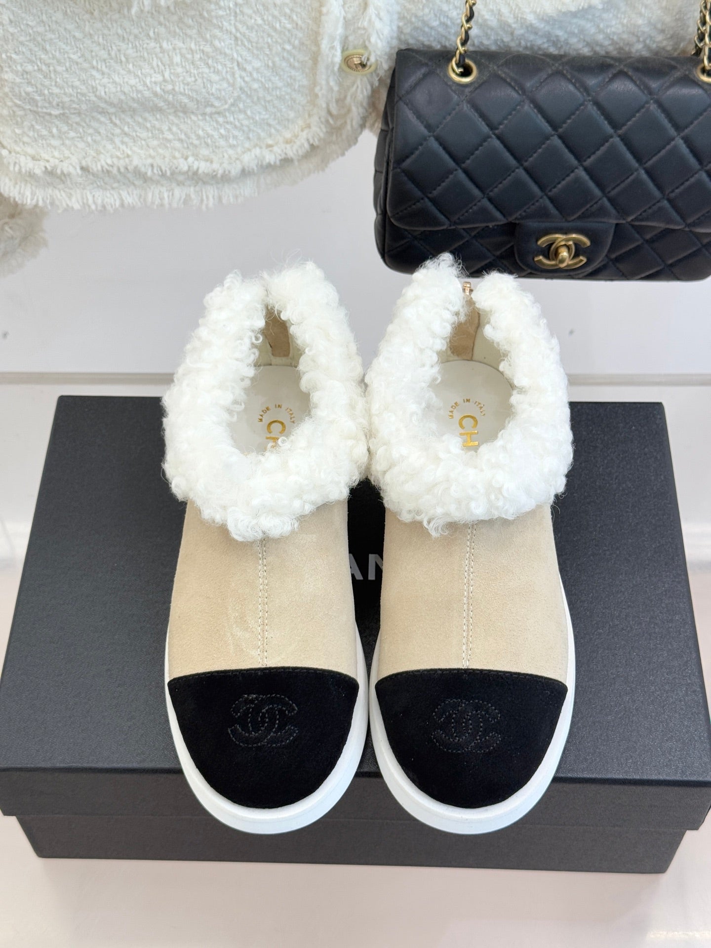 CC 25s  Furry Snow Boots Beige Black Suede Wool 512063