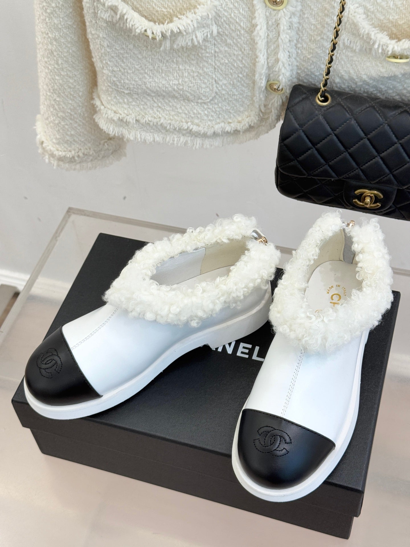 CC 25s  Furry Snow Boots White Black Leather Wool 512065