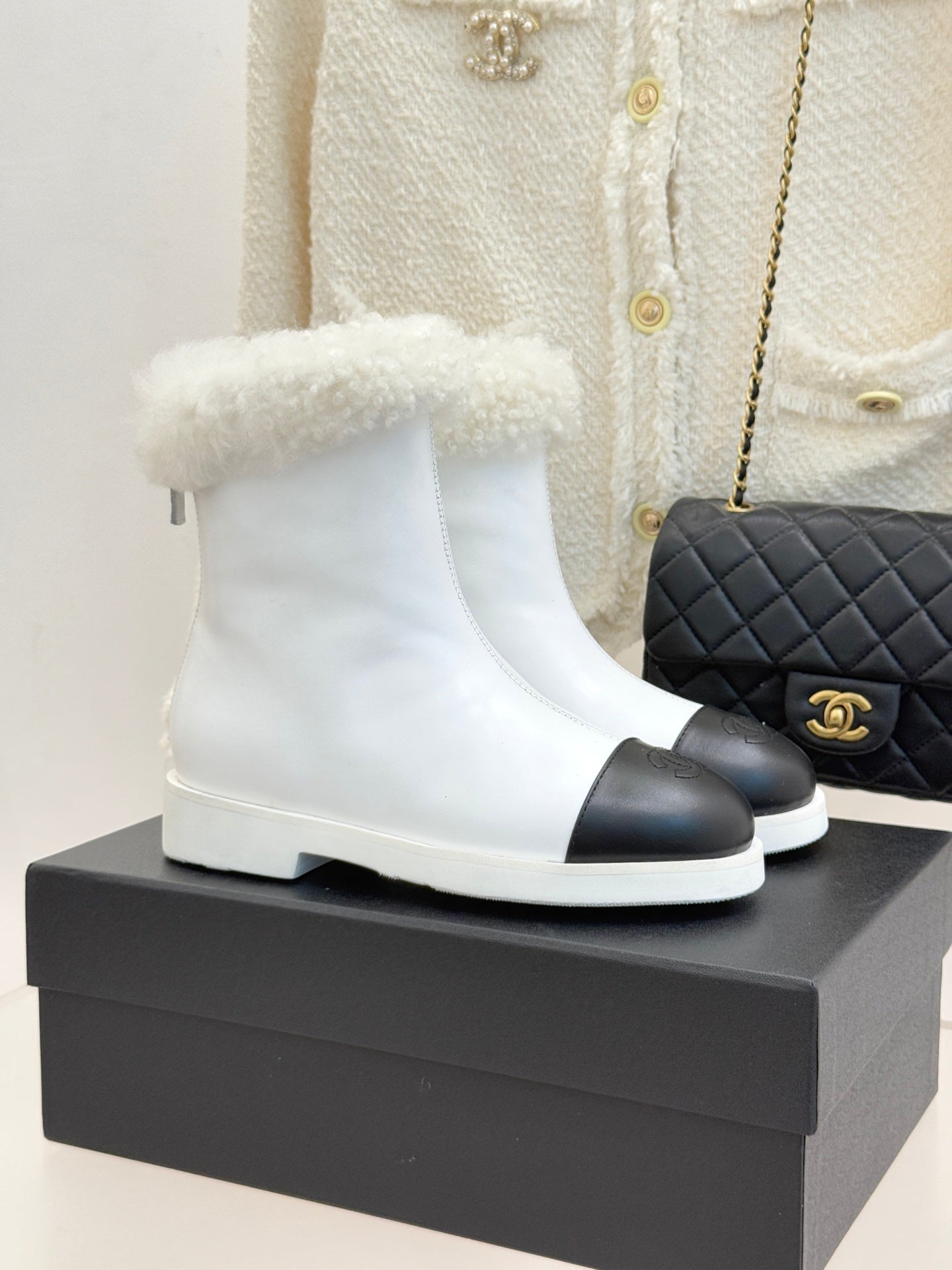 CC 25s Ankle Boots White Black Leather Wool 512070