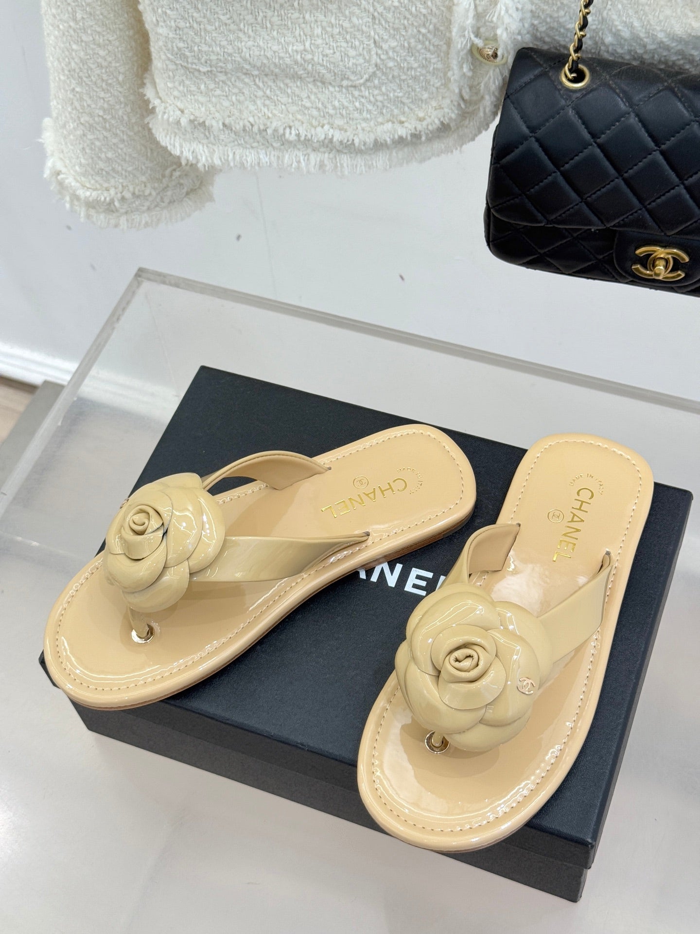 CC 26 Camellia Thong Sandal Beige Patent Leather 609991