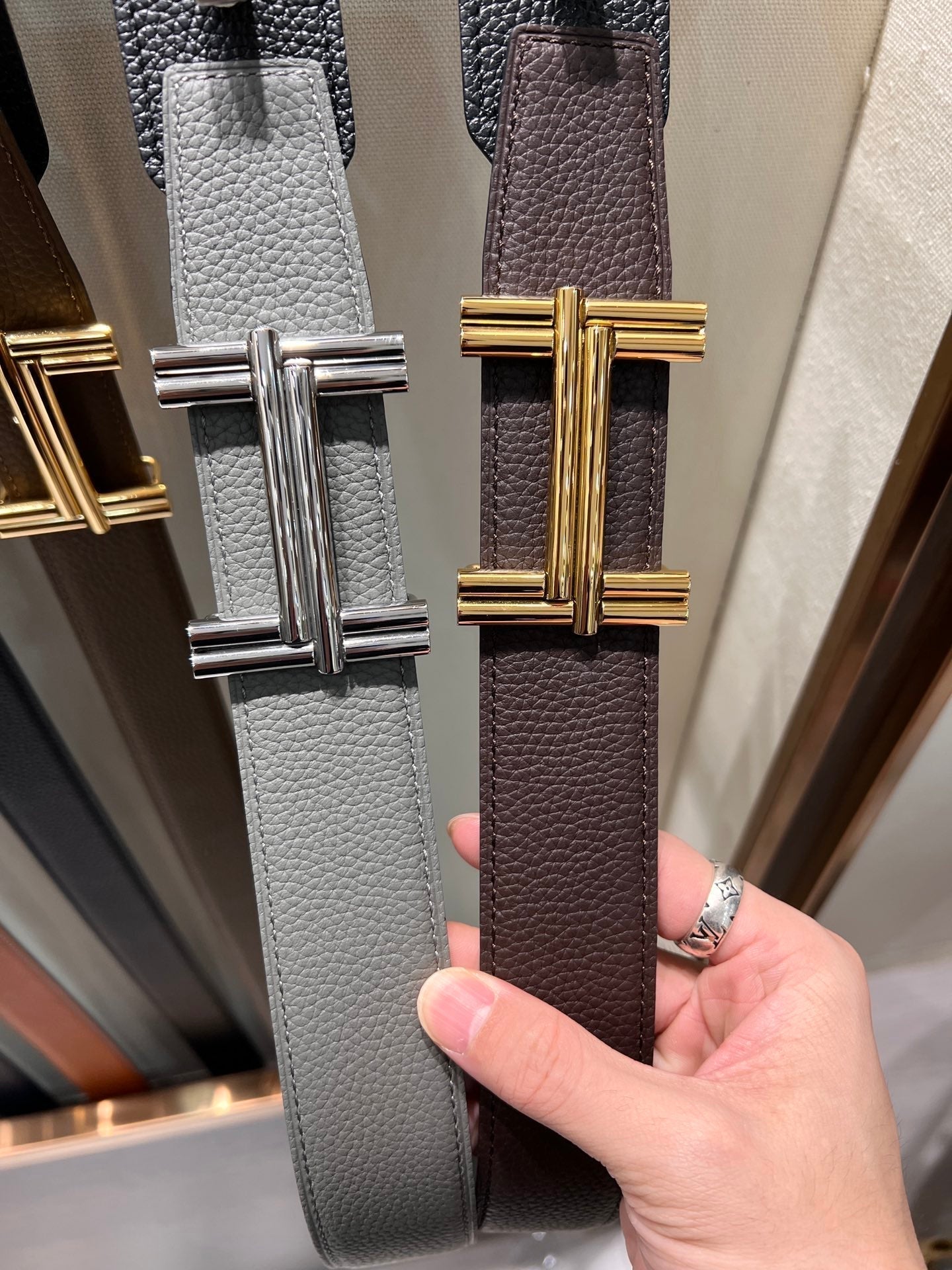 HM TRAVERSE BELT BUCKLE & REVERSIBLE GRAY AND BLACK LEATHER STRAP 38 MM SILVER HARDWARE