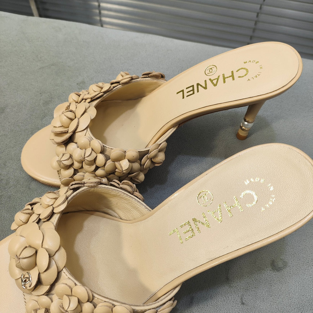 mule sandal 80 beige calfskin flower