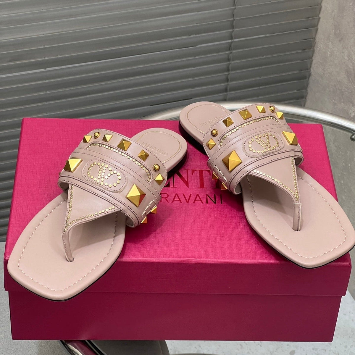 VT Rockstud Thong Sandals Pink Cowhide 334634