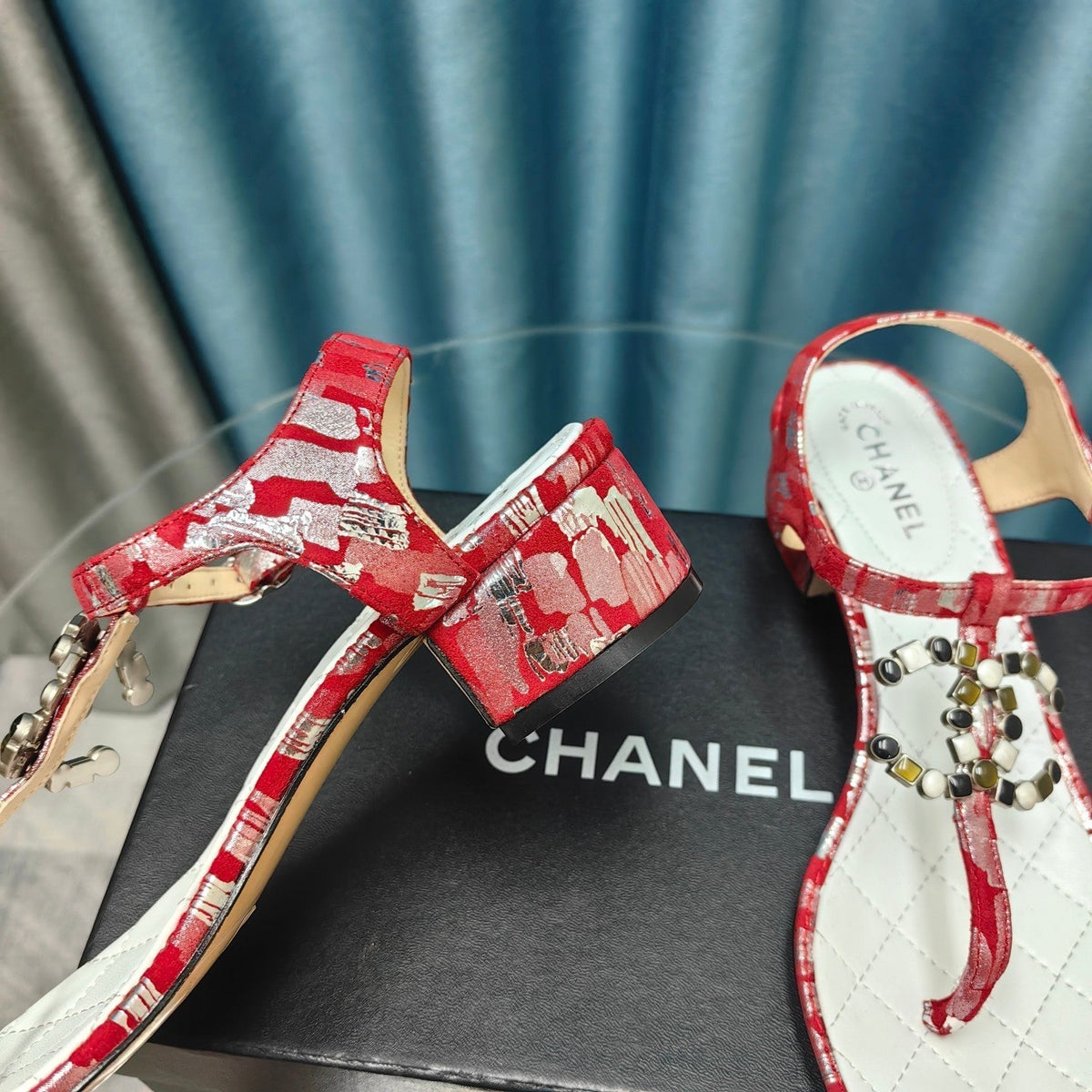 cc thong sandal 40 red white calfskin