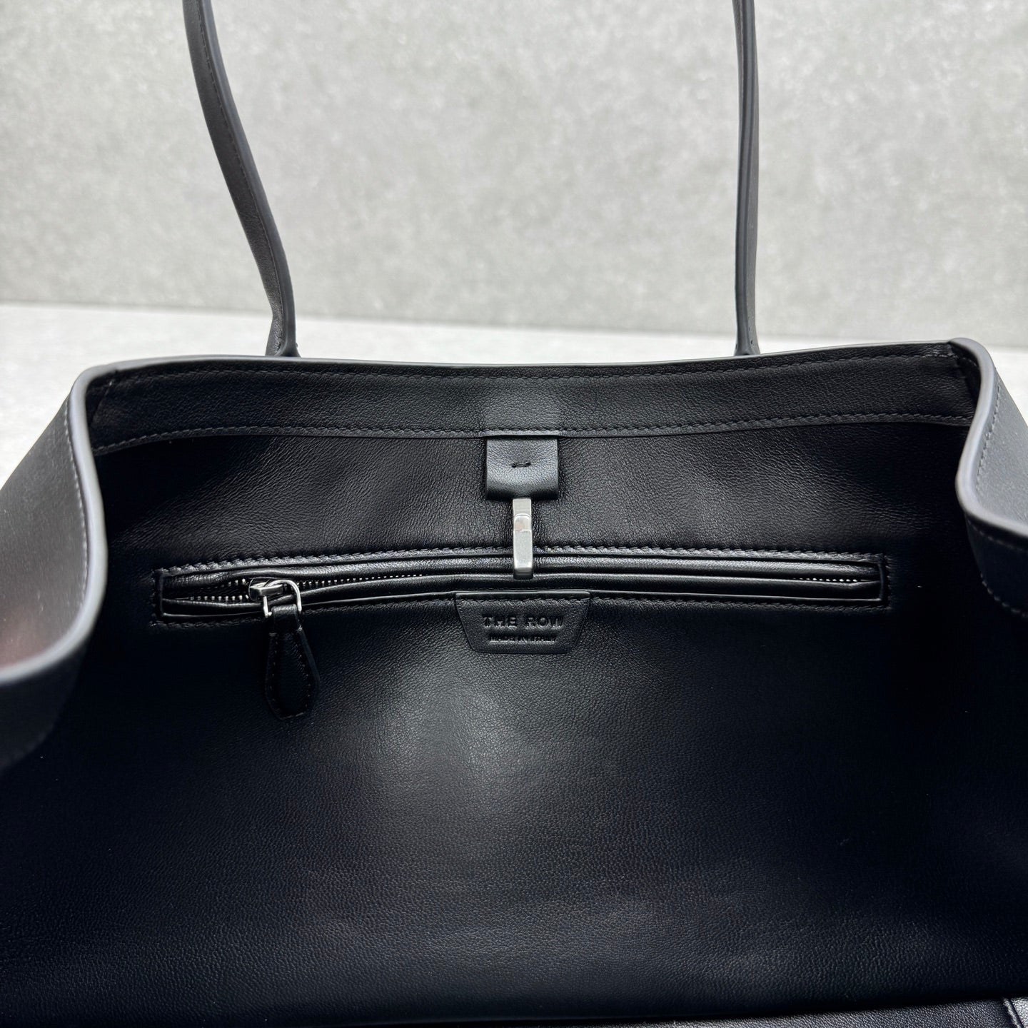 The Row 2025 Alger Bag 39cm Black Cowhide