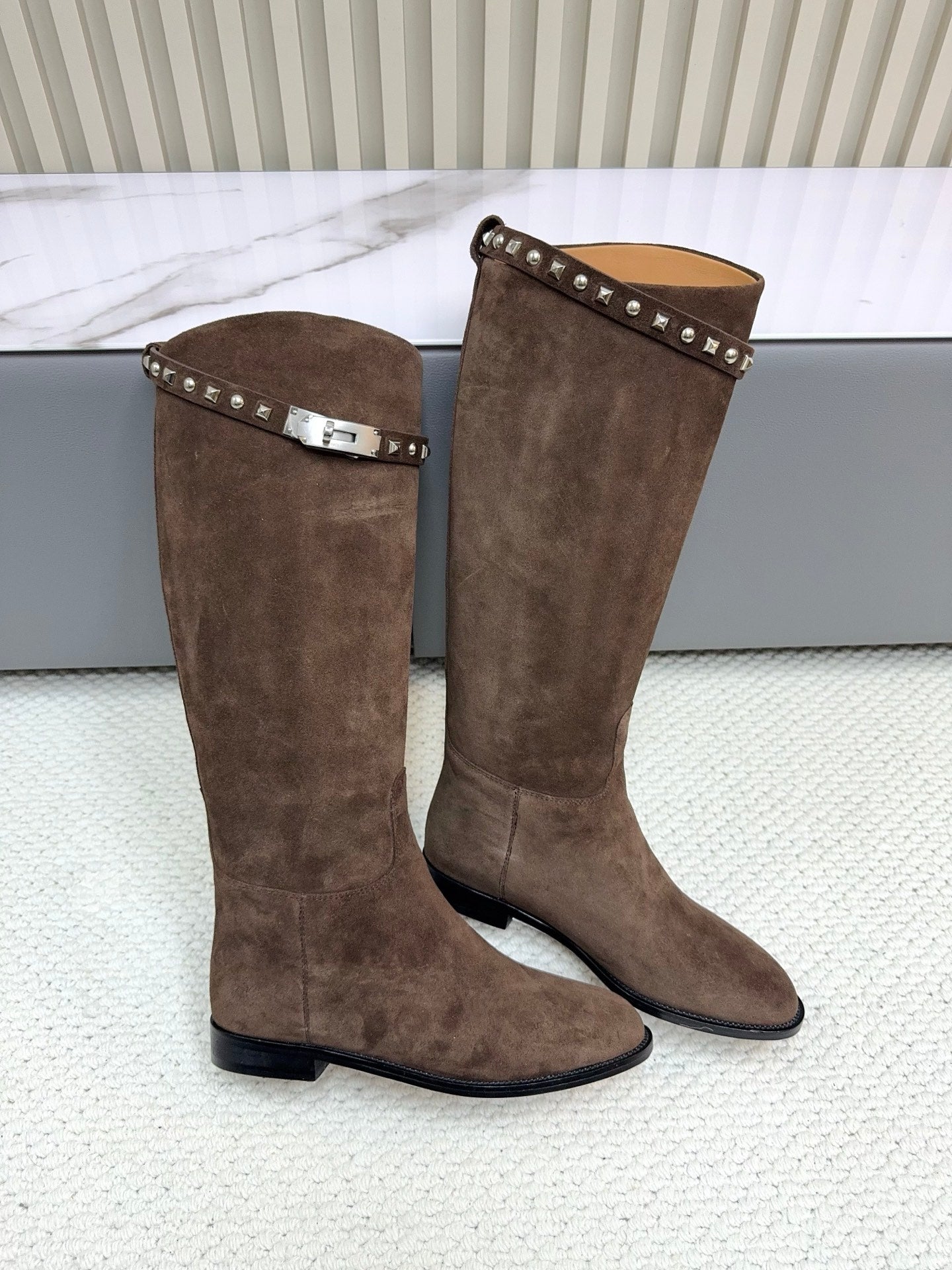 HM 25ss Kelly Buckle Riding Boots Dark Brown Suede 576118