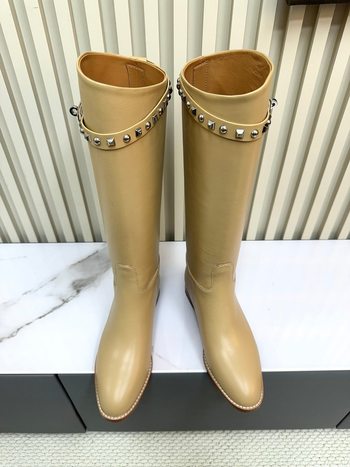 HM 25ss Kelly Buckle Riding Boots Dark Beige Cowhide 576122