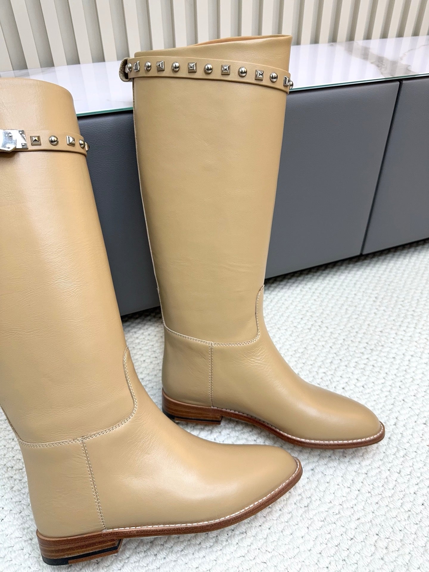 HM 25ss Kelly Buckle Riding Boots Dark Beige Cowhide 576122