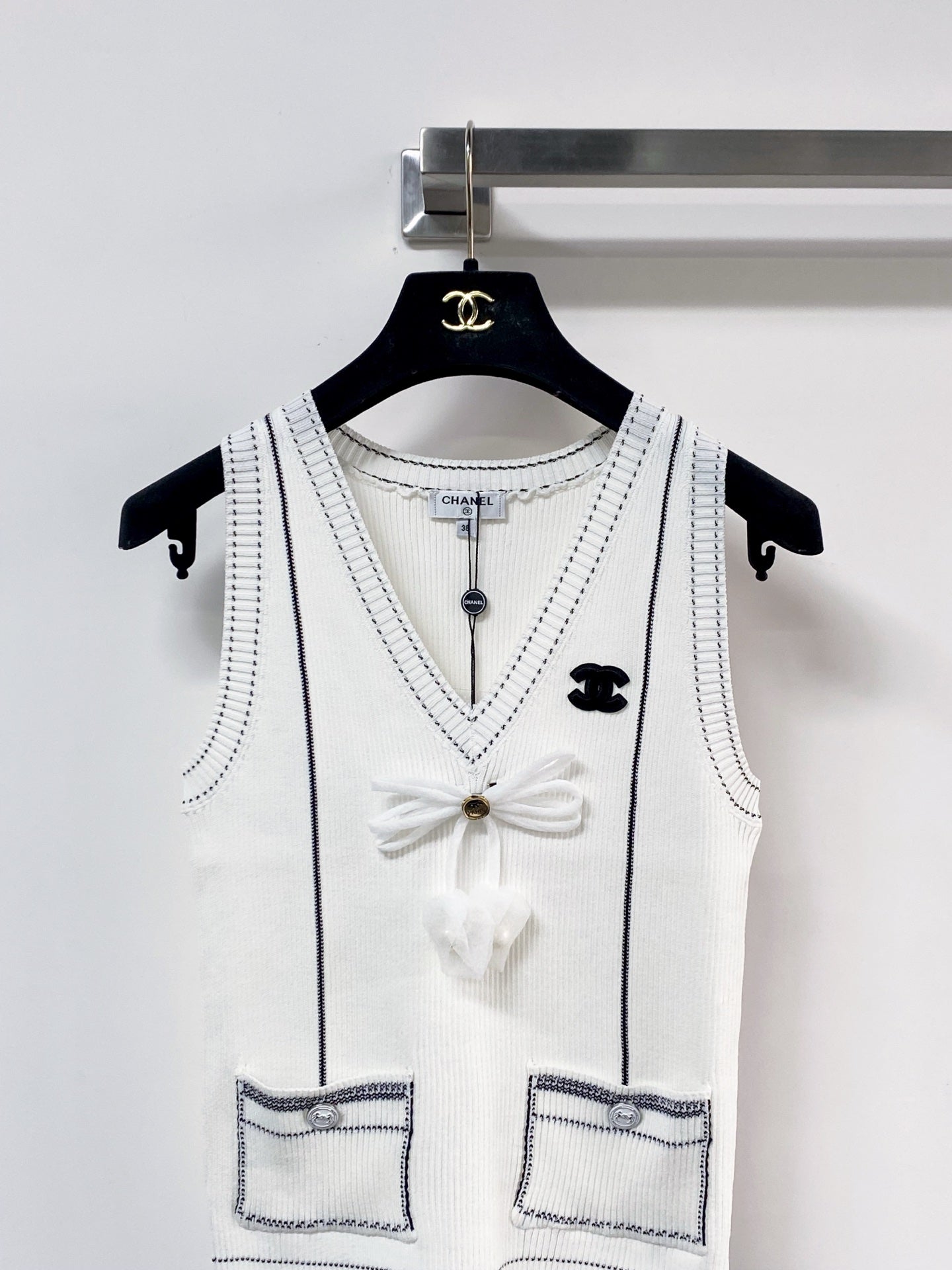 Chanel 2026 Bow V-neck Vest White Wool 212271
