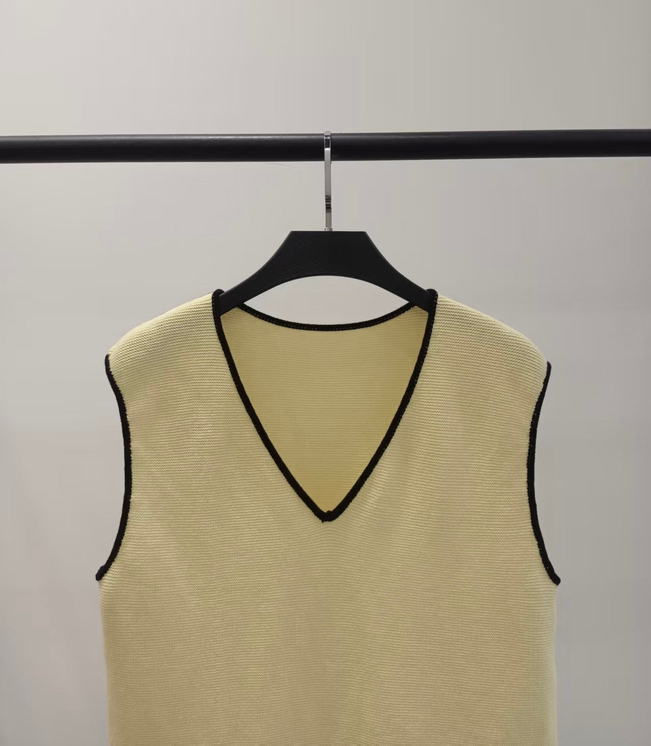 Chanel 2026 Yellow Block V-Neck Knitted Loose Vest Viscose 408884