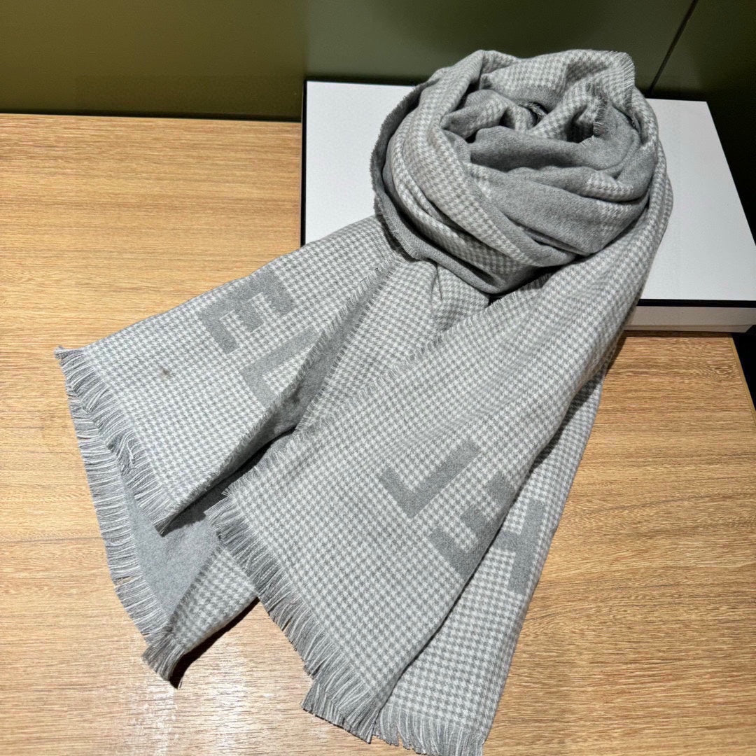 CC Scarf 185 CM In Grey Serrated Shape Cashmere 422860