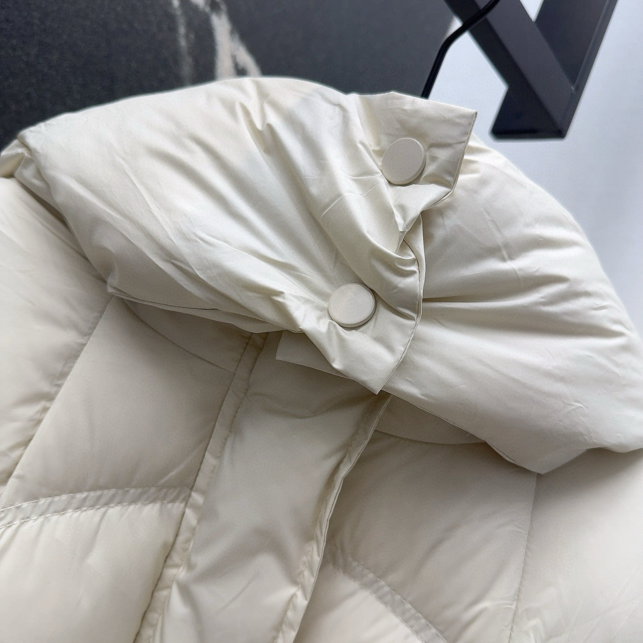 Burberry 25 Hooded Short Down Jacket with Adjustable Waist White Polyester