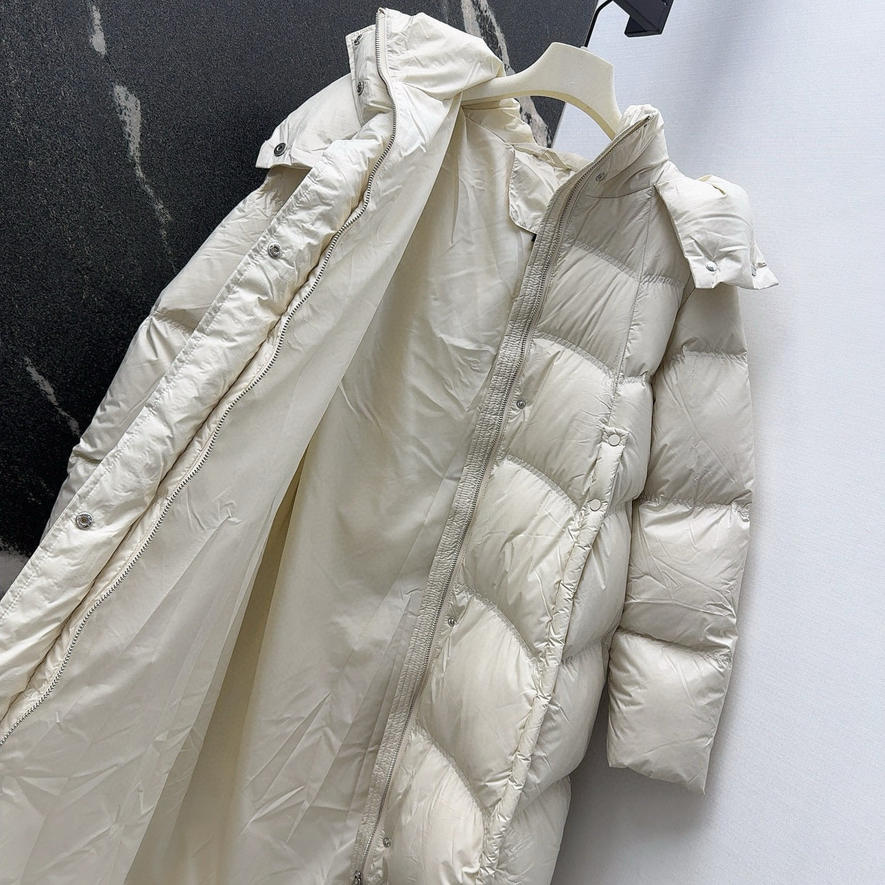 Burberry 25 Hooded Short Down Jacket with Adjustable Waist White Polyester