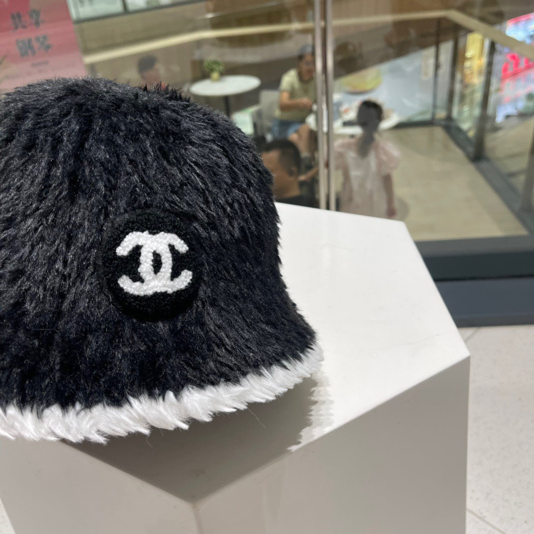 BUCKET HAT IN BLACK MIX WHITE LAMB FUR 420892