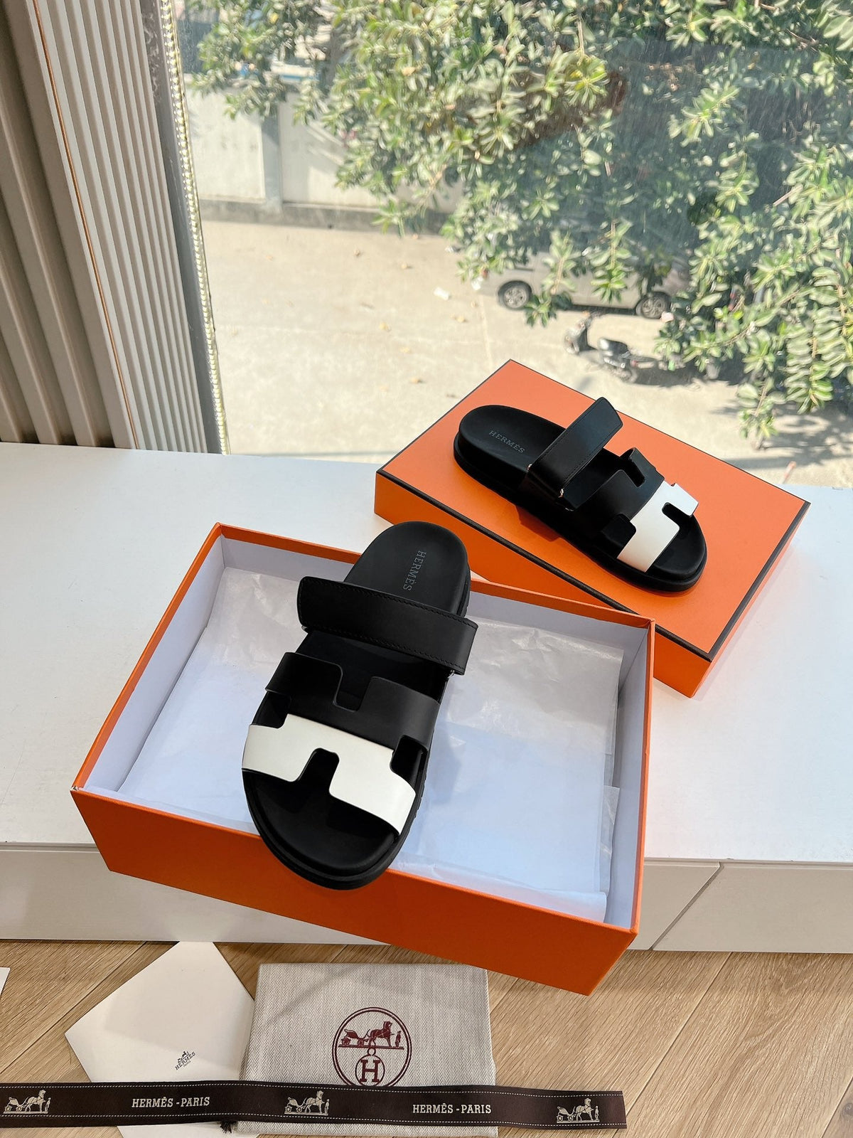 HM Chypre Sandal Black Mix White Calfskin 202814