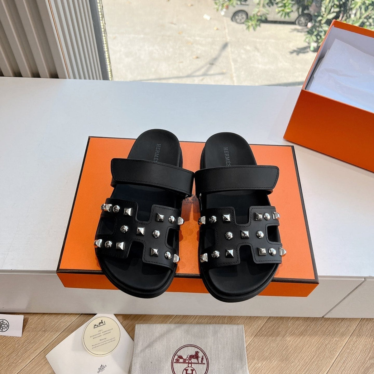 HM Chypre Sandal Black Calfskin mix Studs 202820