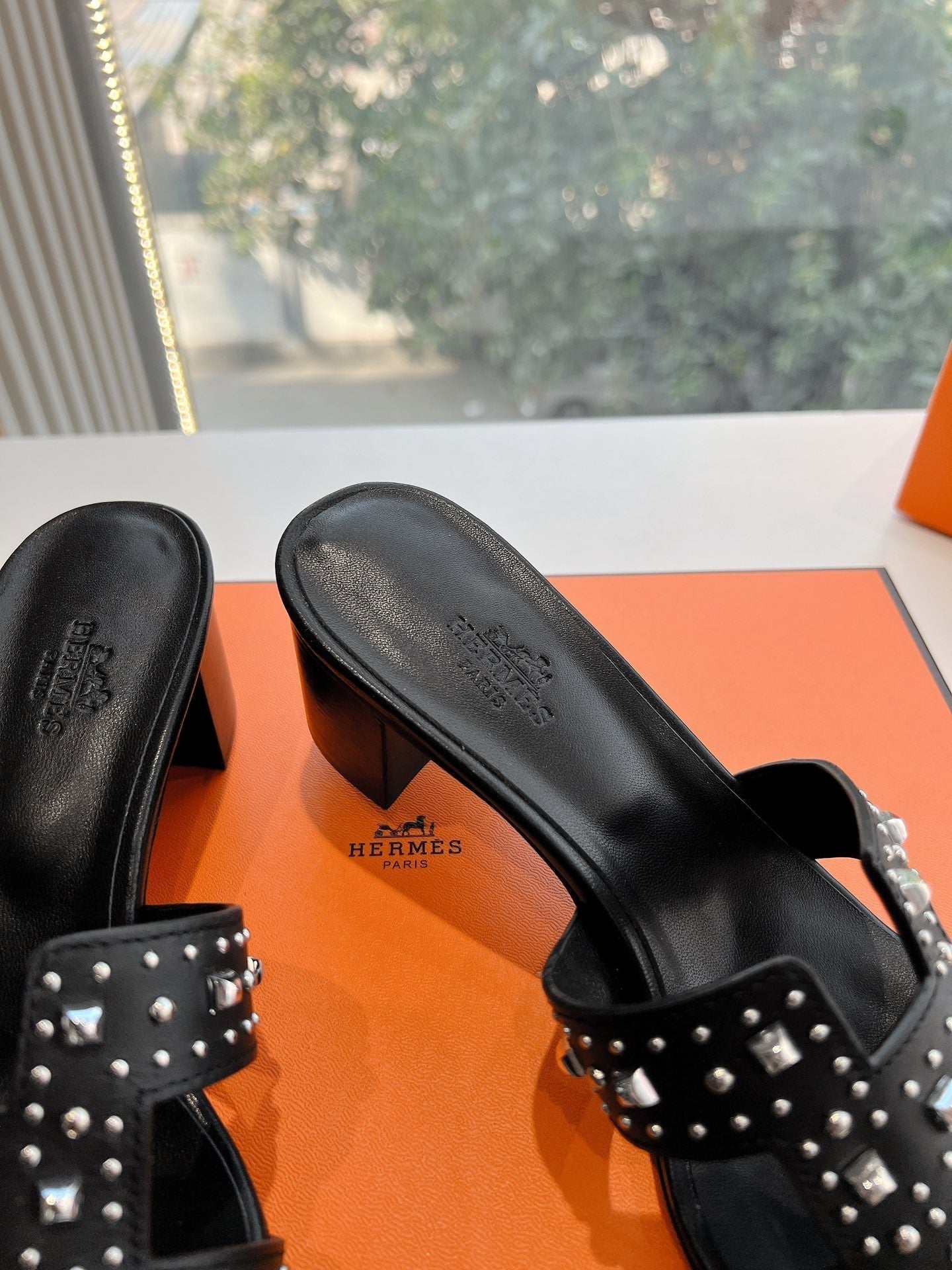 HM 25C Oasis sandal Black Leather with Studs 202838