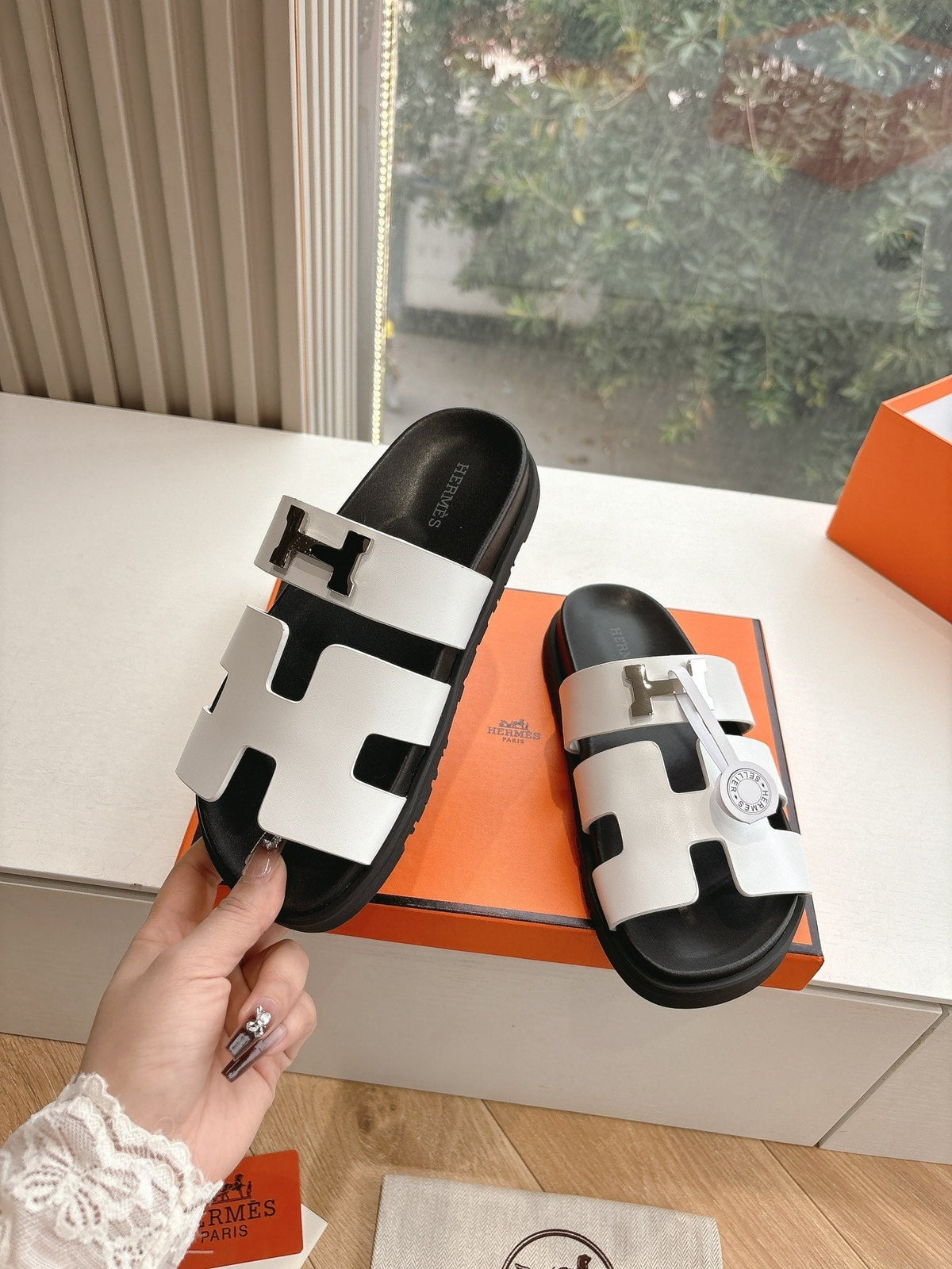 HM 25 Chypre Sandal White Calfskin Silver H