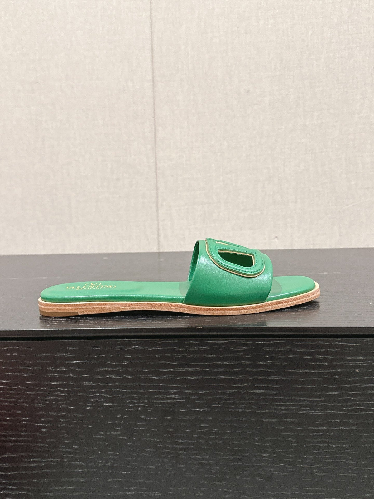 VLOGO CUT-OUT EMERALD GREEN CALFSKIN SLIDE SANDAL