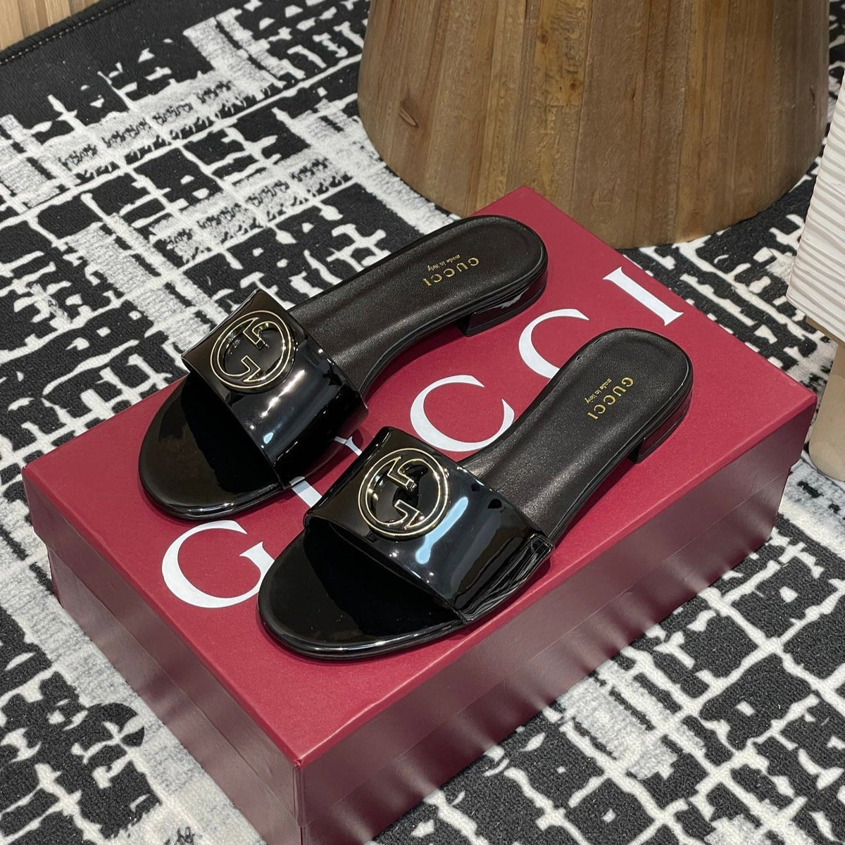 GC 25s flat sandals black patent leather