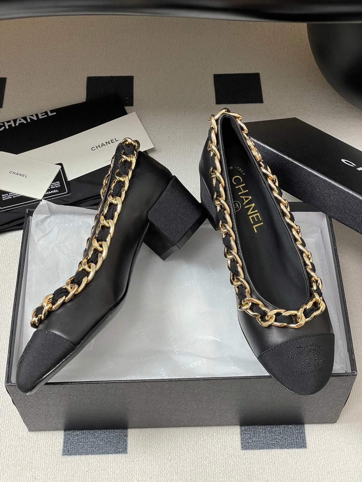 Chanel 25A 55mm Pump Big Chain Double C Black Sheepskin 393815