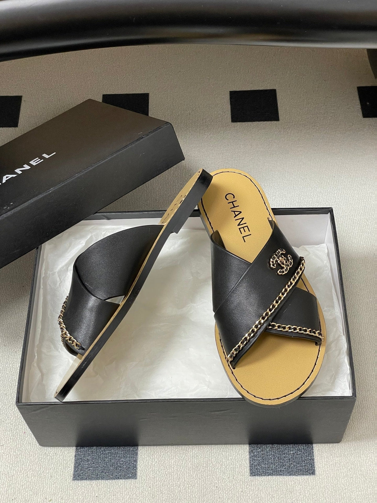 CC 26 Criss-cross Strap Slipper Black Beige Sheepskin 593304