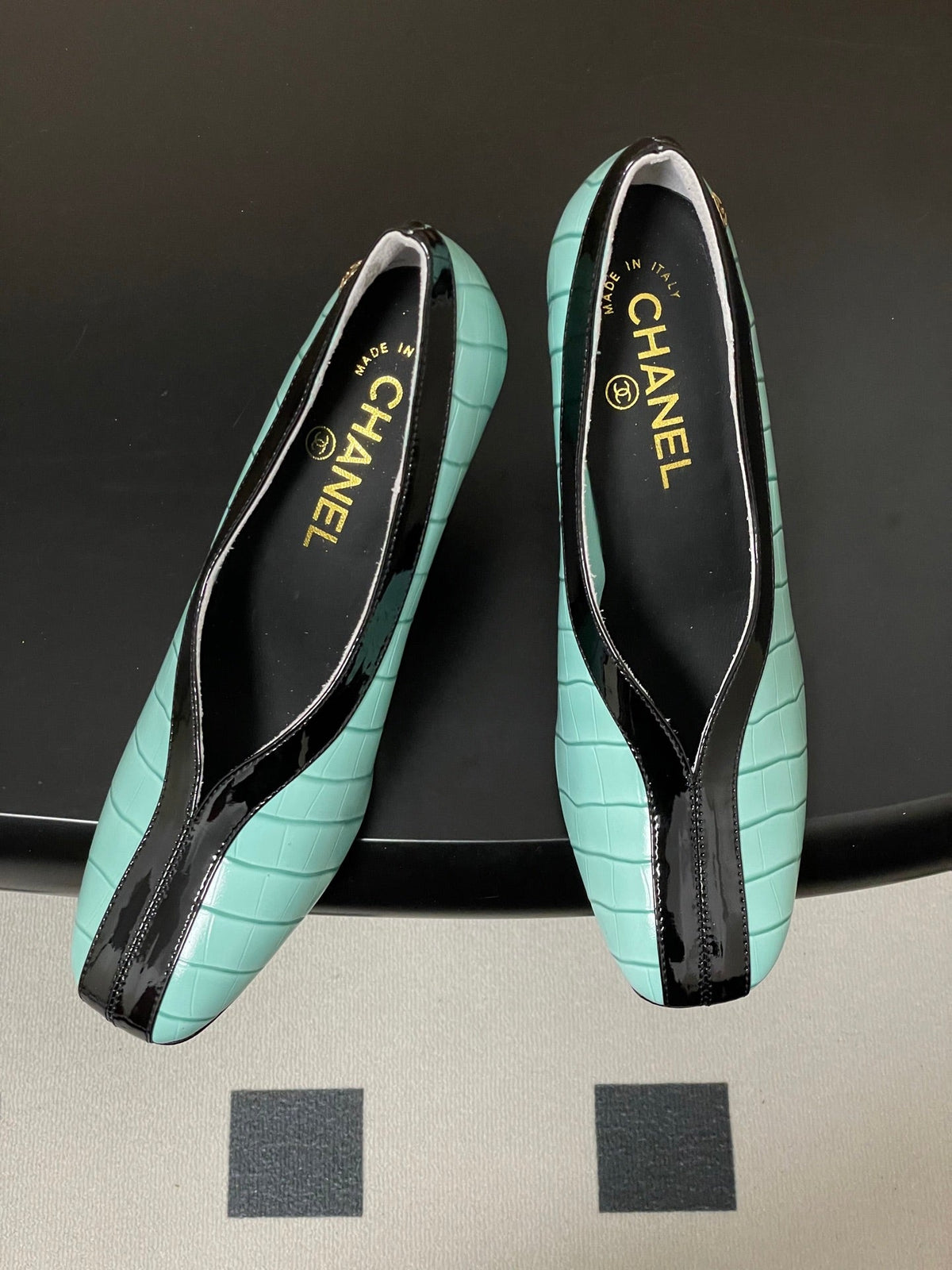 CC 26 Crocodile-embossed Pump Light Blue mix Black Calfskin 593368