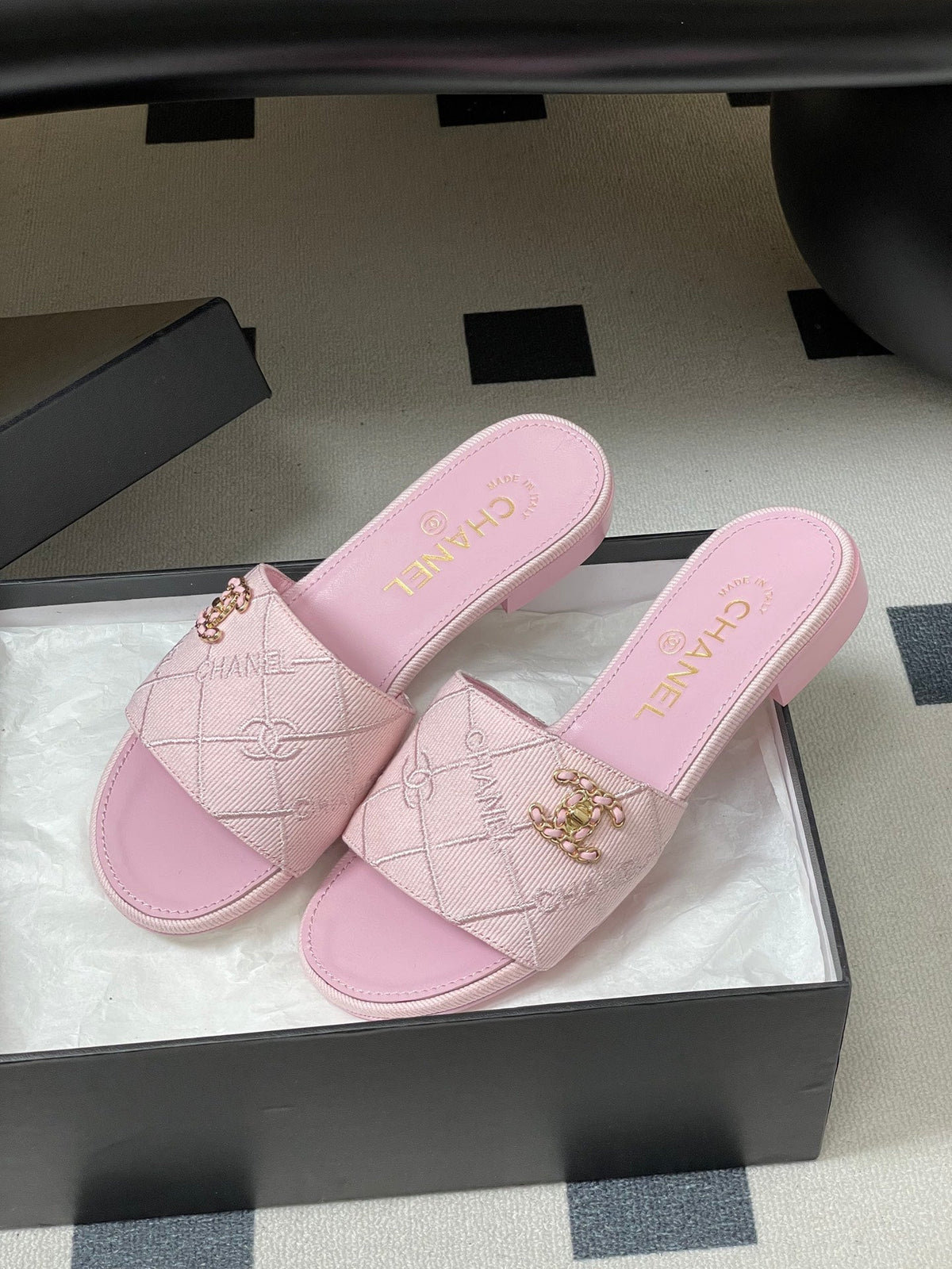 CC 26s Flat Sandals Pink Canvas Sheepskin Double C 649509