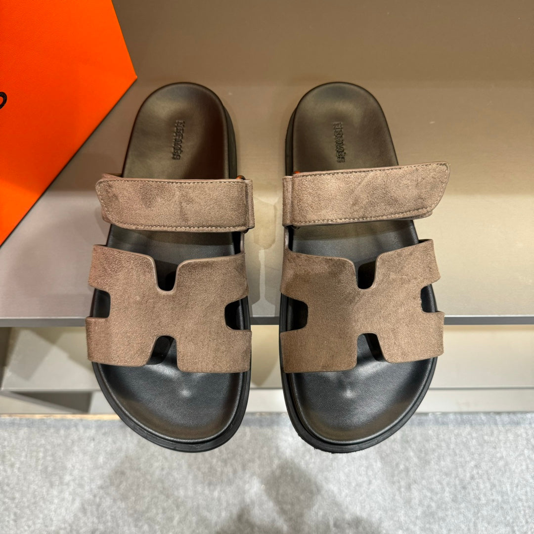HM CHYPRE SANDAL BROWN SUEDE