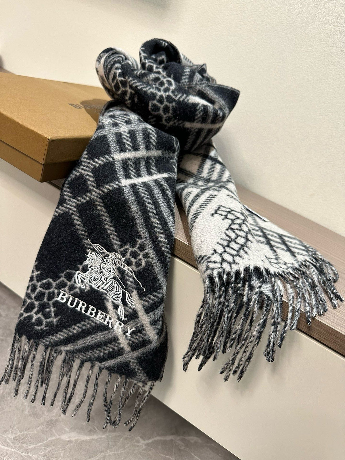 CLASSIC CHECK SCARF 168 CM IN BLACK CASHMERE 396320